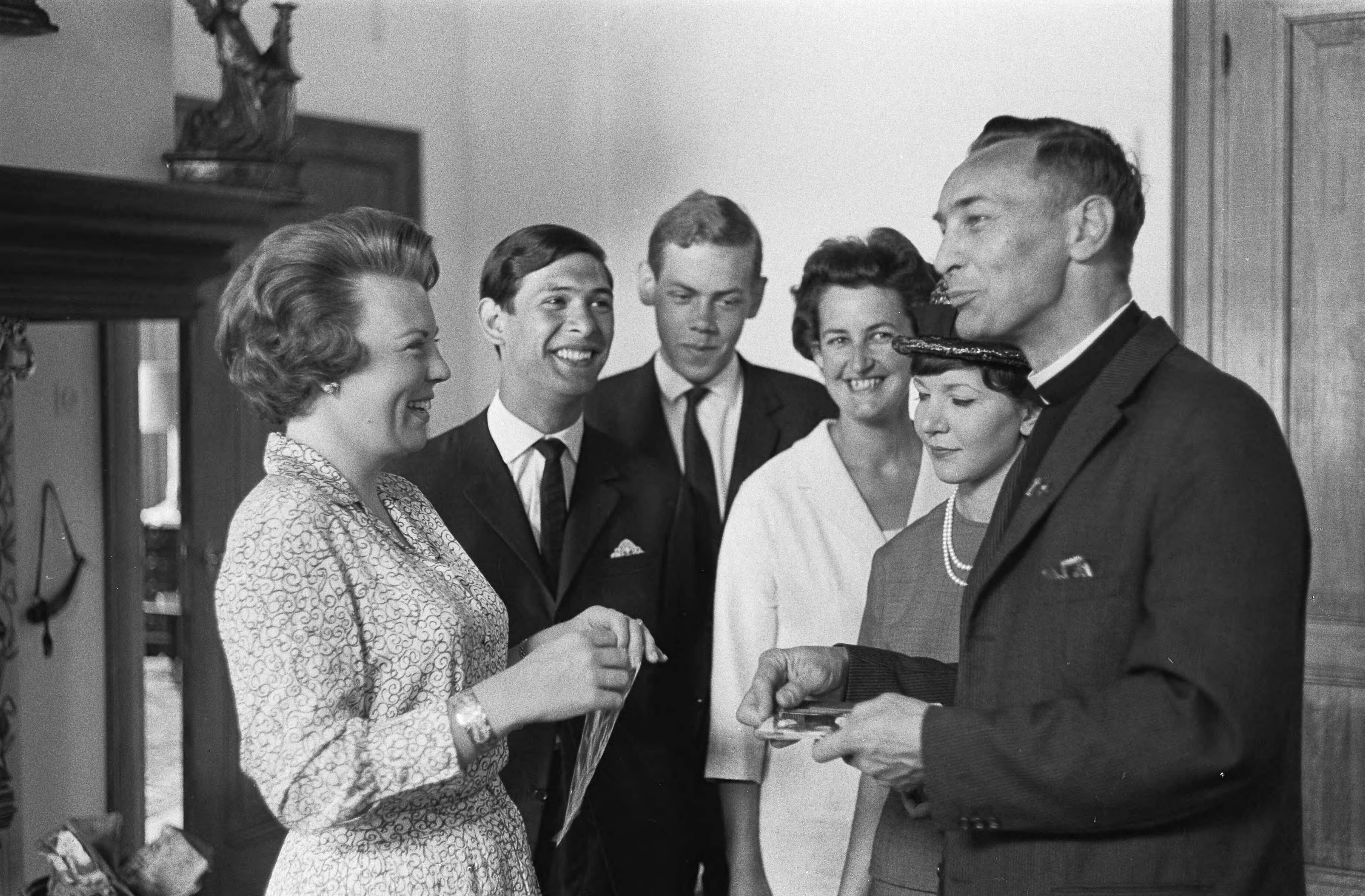Fotocollectie Anefo — Prinses Beatrix heeft op Kasteel Drakensteyn het actie-comité "Dousadsj" ontvangen, v.l.n.r. Prinses Beatrix , de heren Rompius en P. van Bueren , mevrouw J. Rigby (penningmeester Europese werkgroep), Miss Dousadsj [Adele Rompius-Sadrille] en pater Werenfried Stokman — Foto: Pot, Harry / Anefo. Licentie: Set B: Rechtenvrij / Publiek Domein. Bron: Nationaal Archief. http://hdl.handle.net/10648/aa39334a-d0b4-102d-bcf8-003048976d84