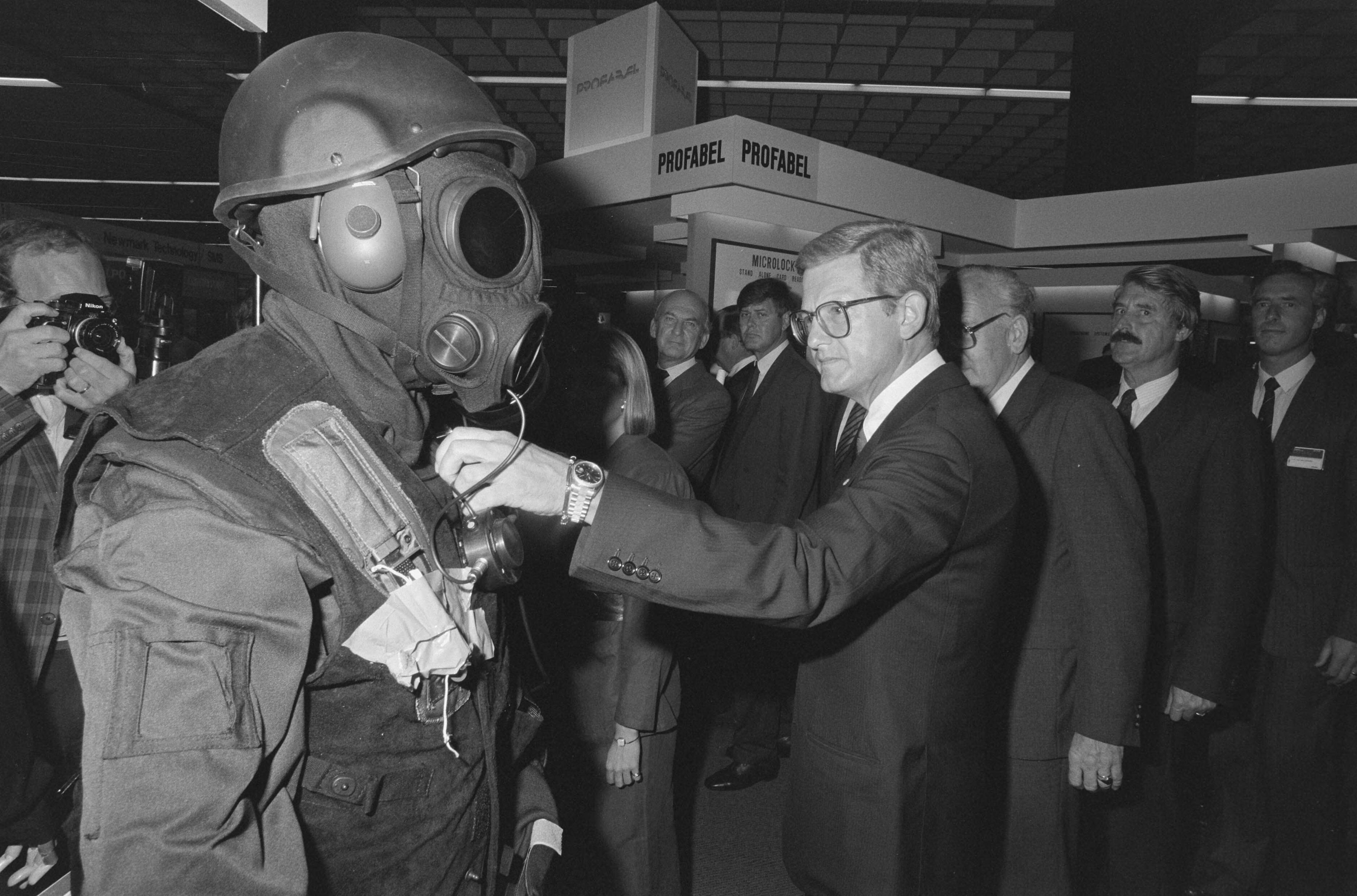 Fotocollectie Anefo — Mr. Pieter van Vollenhoven bezoekt beurs "Security" in Utrecht; Mr. Pieter bekijkt zwaar uitgeruste pop — Foto: Bogaerts, Rob / Anefo. Licentie: Set B: Rechtenvrij / Publiek Domein. Bron: Nationaal Archief. http://hdl.handle.net/10648/ad644c44-d0b4-102d-bcf8-003048976d84