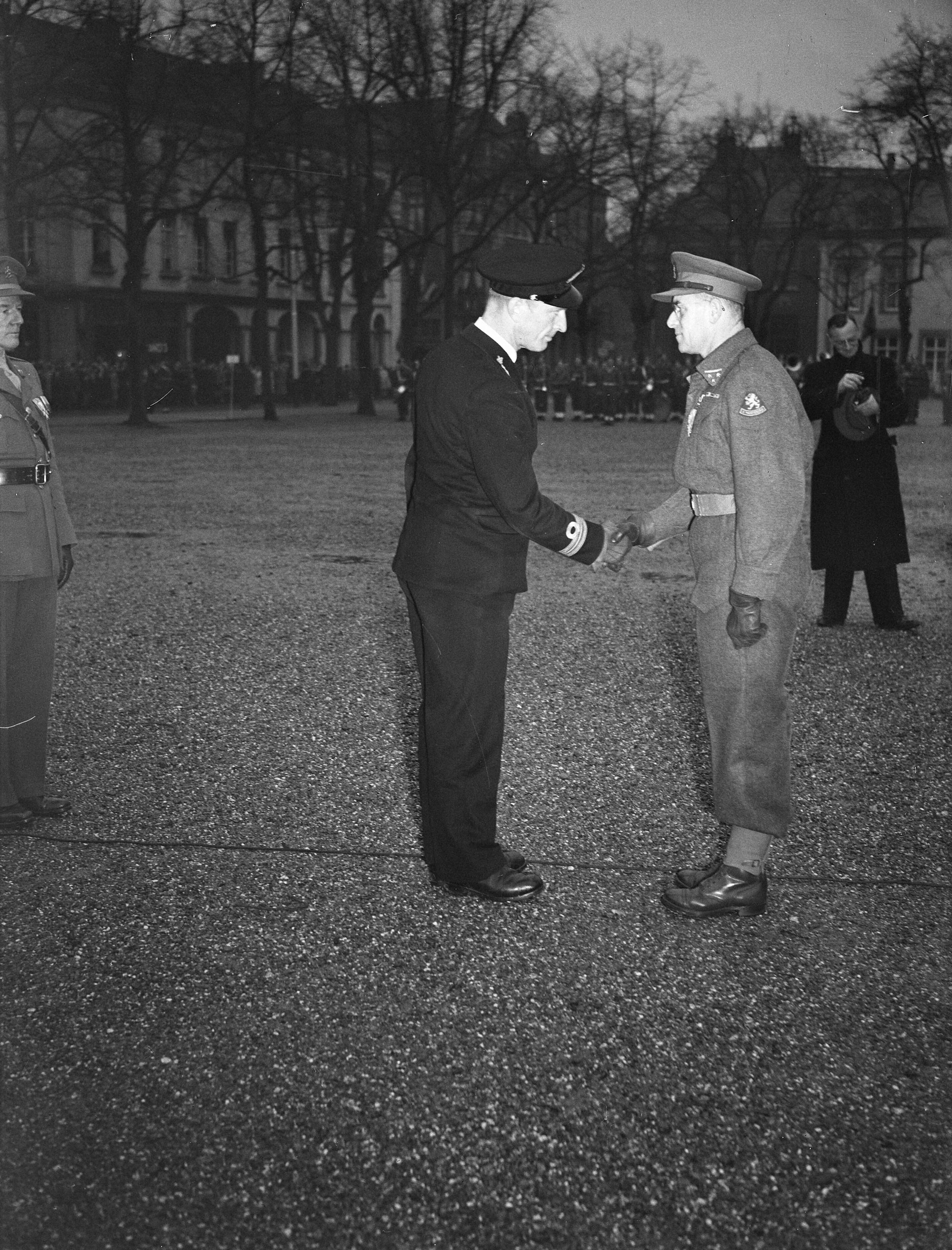 Fotocollectie Anefo — Uitreiking onderscheidingen door Prins Bernhard op het Vrijthof te Maastricht. Ir. A. Paulen, hoofdingenieur bij de Staatsmijnen en tijdelijke reserve kolonel in algemene dienst werd benoemd tot ridder 4e klasse in de Militaire Willemsorde [hij wordt gefeliciteerd door luitenant-ter-zee 1e klasse Hettema van het kaptittel der Militaire Willemsorde] — Foto: Sagers, Harry / Anefo. Licentie: Set B: Rechtenvrij / Publiek Domein. Bron: Nationaal Archief. http://hdl.handle.net/10648/a8b07d8a-d0b4-102d-bcf8-003048976d84