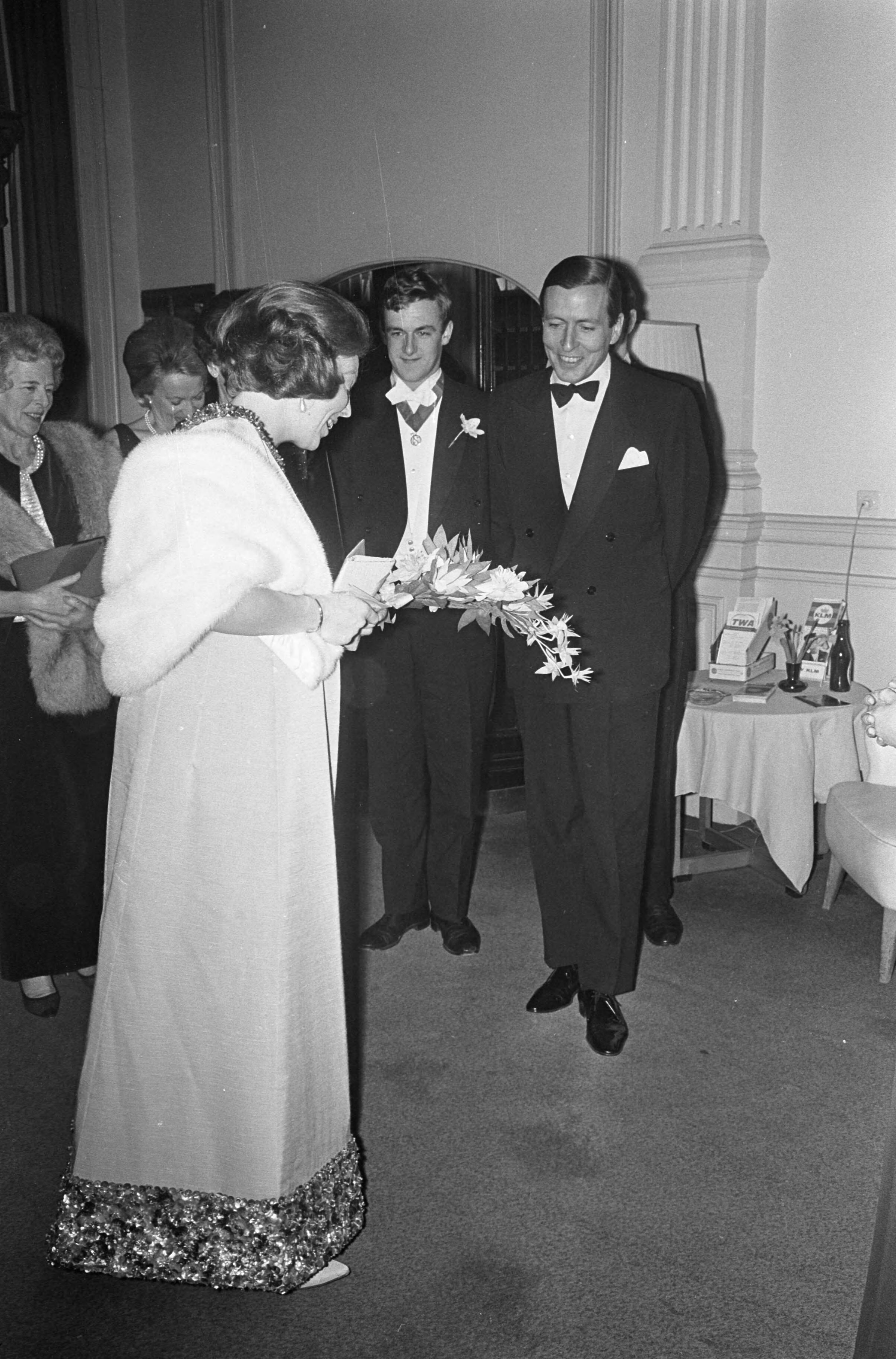 Fotocollectie Anefo — Prinses Beatrix en prins Claus bij Gala-concert Nederlands Studenten Orkest te Scheveningen — Foto: Koch, Eric / Anefo. Licentie: Set B: Rechtenvrij / Publiek Domein. Bron: Nationaal Archief. http://hdl.handle.net/10648/ab0dae4a-d0b4-102d-bcf8-003048976d84