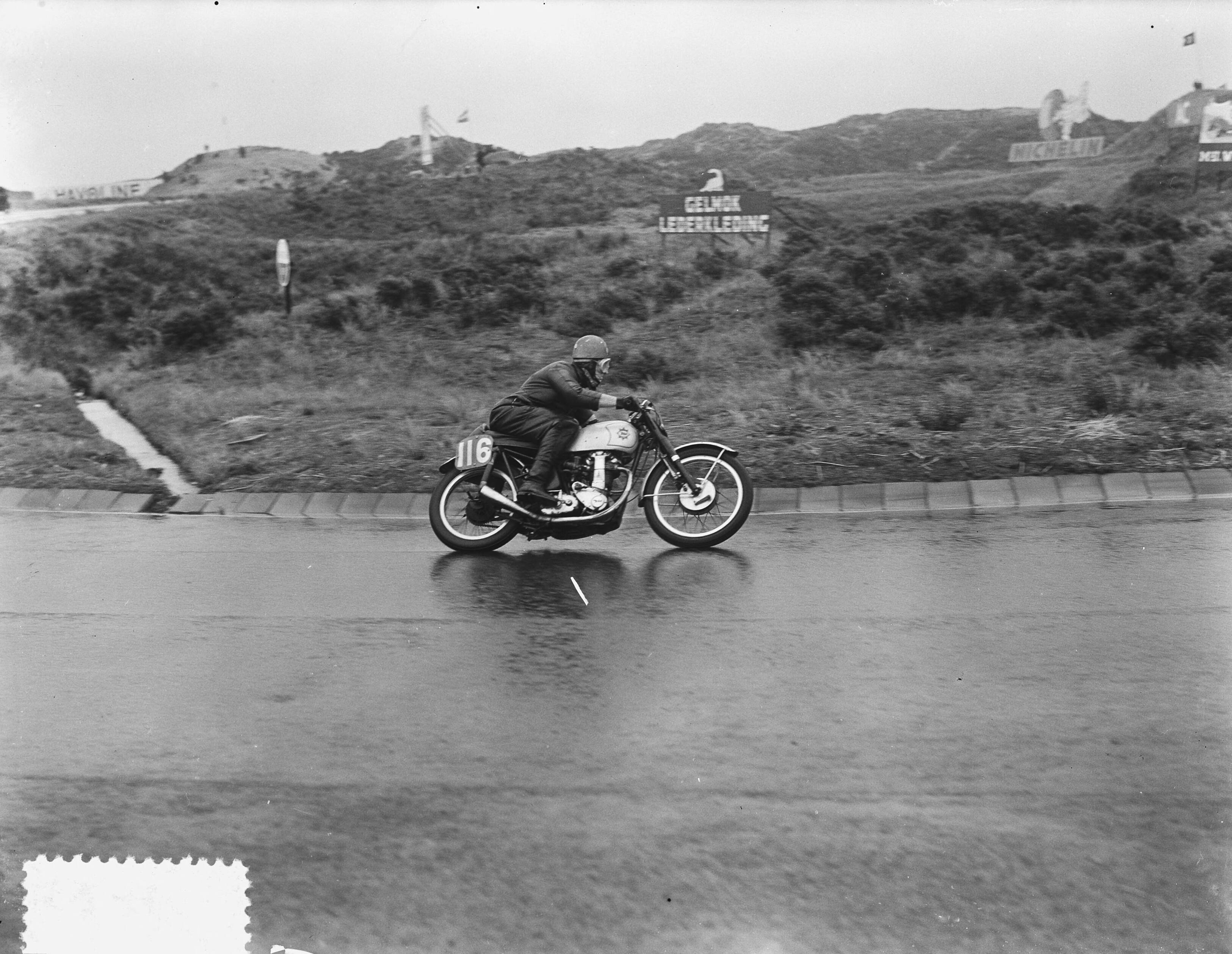 Fotocollectie Anefo — Auto- en motorraces op het circuit van Zandvoort. Strijd 125cc motoren — Foto: Rossem, Wim van / Anefo. Licentie: Set B: Rechtenvrij / Publiek Domein. Bron: Nationaal Archief. http://hdl.handle.net/10648/a926911e-d0b4-102d-bcf8-003048976d84