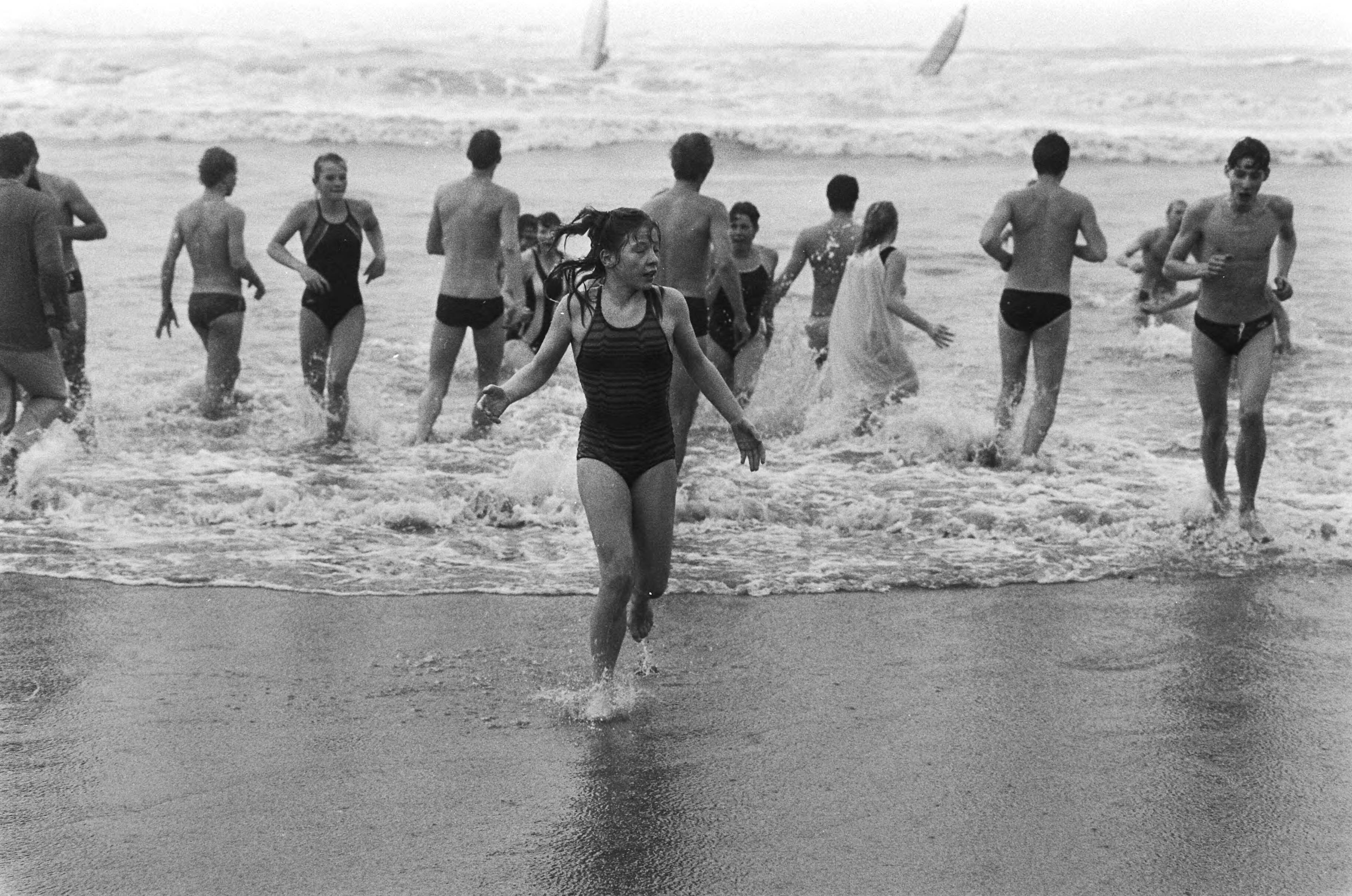 Fotocollectie Anefo — Nieuwjaarsduik een frisse duik in zee bij Zandvoort op nieuwjaarsdag — Foto: Croes, Rob C. / Anefo. Licentie: Set B: Rechtenvrij / Publiek Domein. Bron: Nationaal Archief. http://hdl.handle.net/10648/ad414ff0-d0b4-102d-bcf8-003048976d84