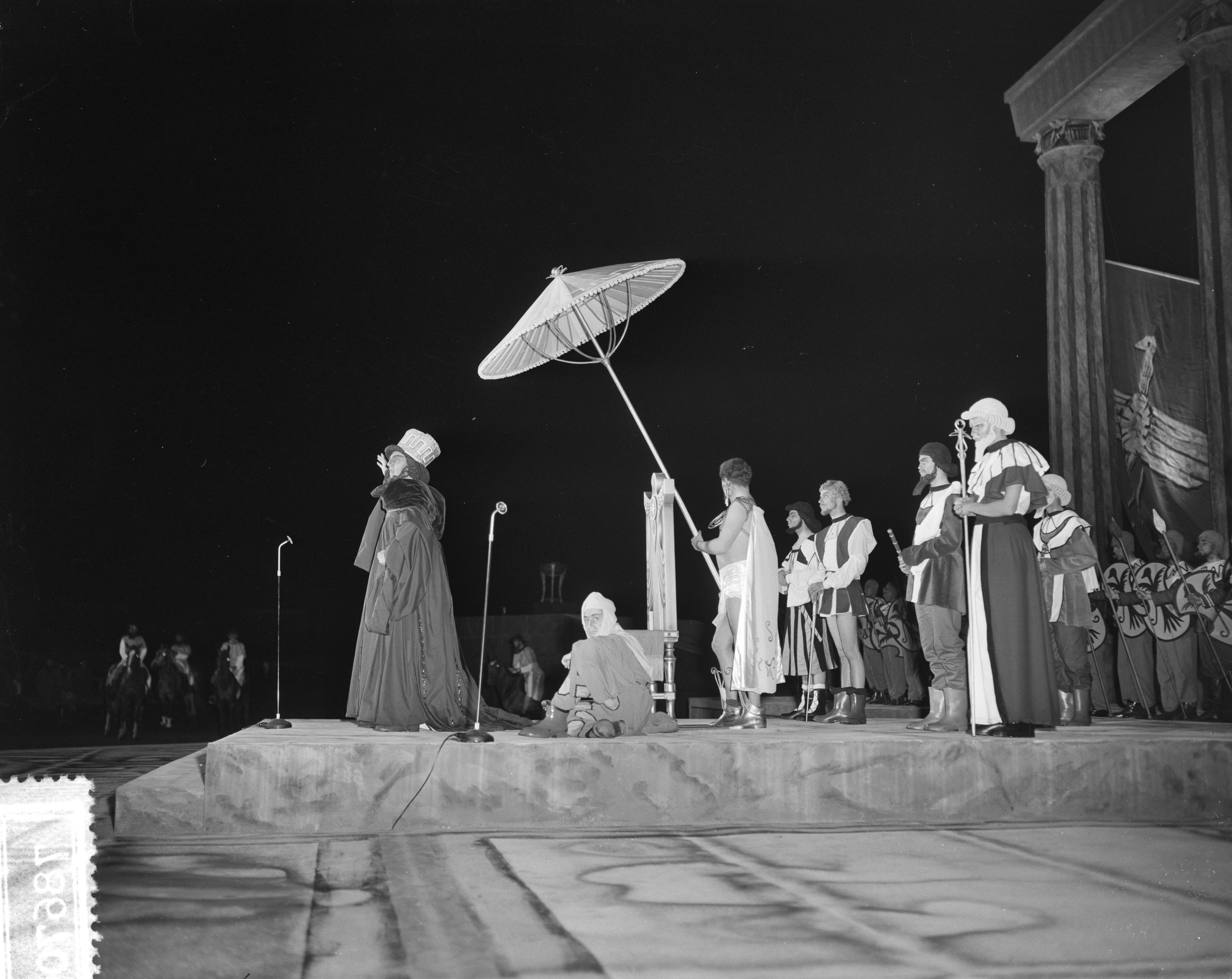 Lustrum USC Utrecht (1956) — Generale repetitie het lustrumspel "Xerxes" van het USC — Foto: Bilsen, Joop van / Anefo. Licentie: Set B: Rechtenvrij / Publiek Domein. Bron: Nationaal Archief. http://hdl.handle.net/10648/a94b051c-d0b4-102d-bcf8-003048976d84
