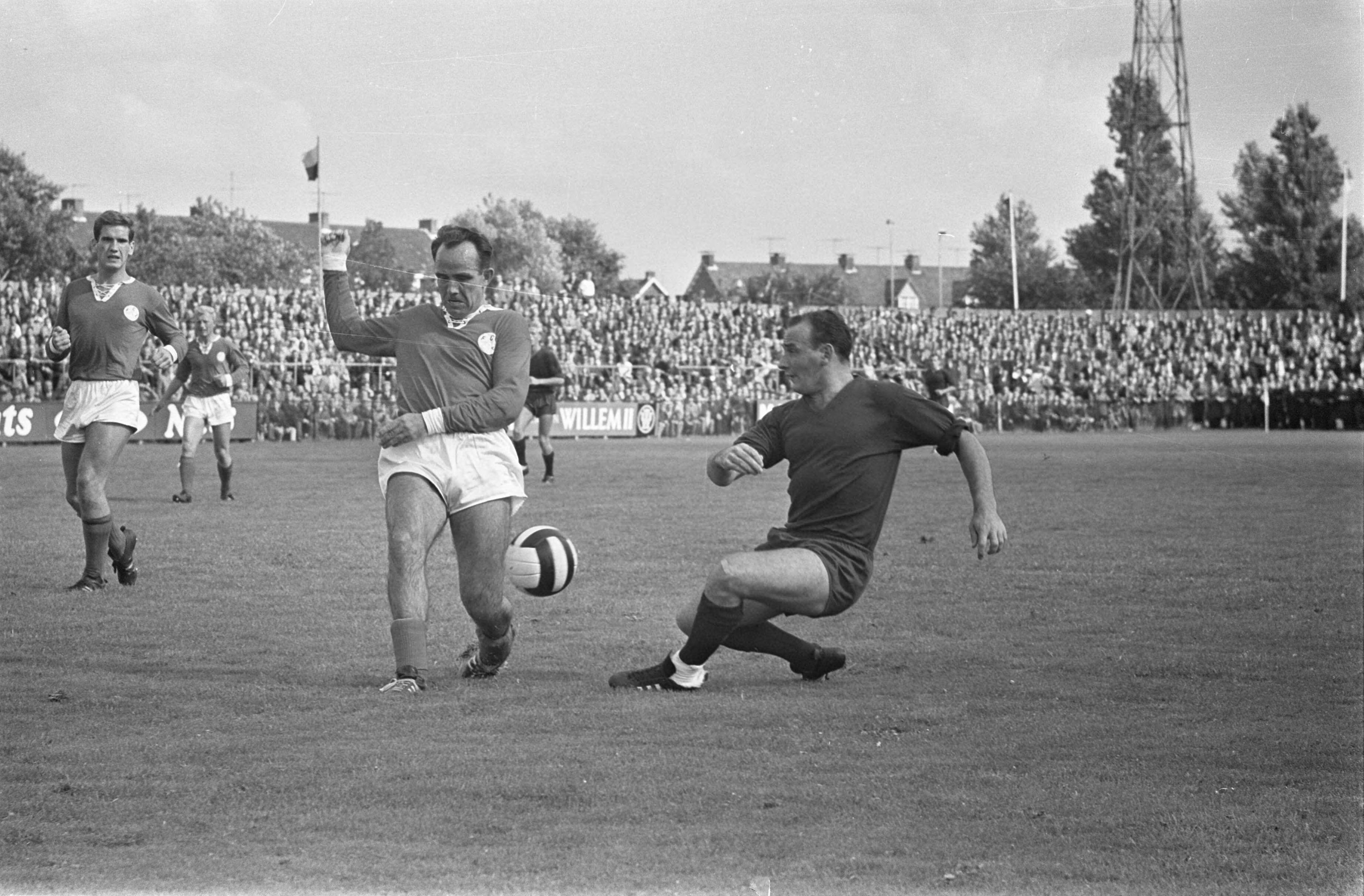 Fotocollectie Anefo — Haarlem tegen Zaanstreek, spelmoment Arie de Oude recht in duel met Jaski — Foto: Gelderen, Hugo van / Anefo. Licentie: Set B: Rechtenvrij / Publiek Domein. Bron: Nationaal Archief. http://hdl.handle.net/10648/aa770134-d0b4-102d-bcf8-003048976d84