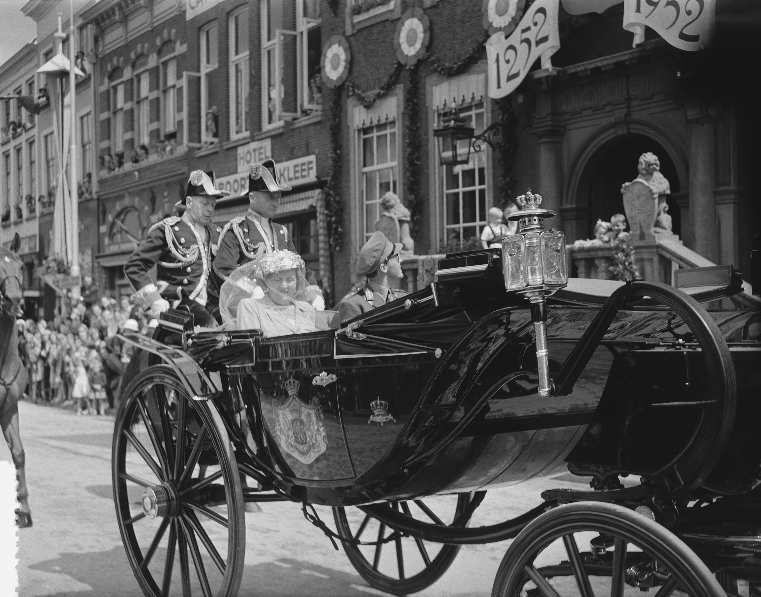Bezoek Koningin Juliana aan jubilerend Breda — Foto: Bilsen, Joop van / Anefo. — Licentie: Set B: Rechtenvrij / Publiek Domein. Bron: Nationaal Archief. http://hdl.handle.net/10648/a8fd144c-d0b4-102d-bcf8-003048976d84