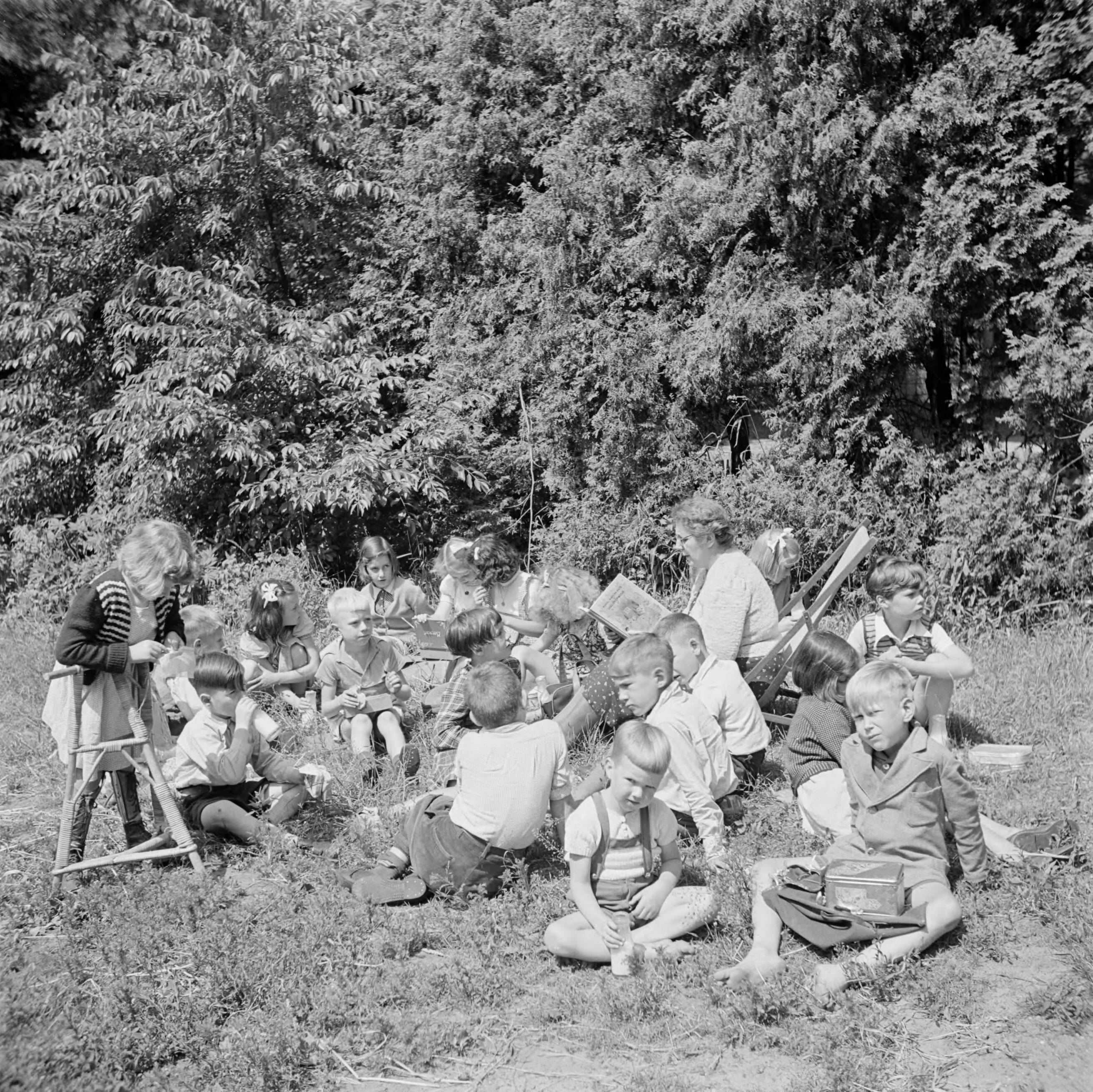 Prinses Beatrix en prinses Irene op de Werkplaats Kindergemeenschap van Kees Boeke te Bilthoven — Prinses Irene met enkele andere leerlingen in de tuin — Foto: Poll, Willem van de. Licentie: Set B: Rechtenvrij / Publiek Domein. Bron: Nationaal Archief. http://hdl.handle.net/10648/aee80c40-d0b4-102d-bcf8-003048976d84