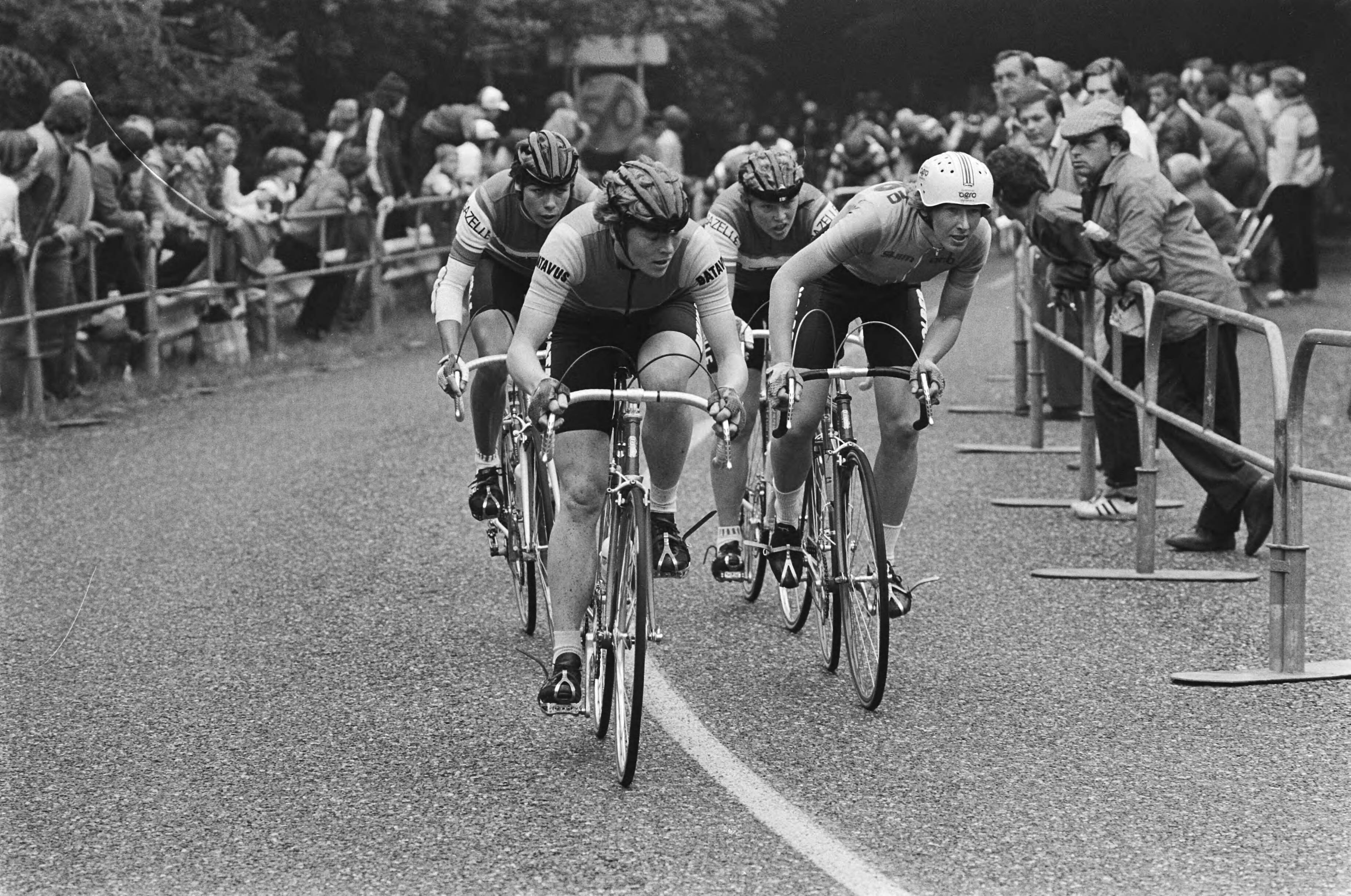 Fotocollectie Anefo — NK wielrennen op de weg te Geulle (amateurs en dames); vlnr. Wil Bezemer, Hennie Top (zij wordt eerste), Petra de Bruin en Tineke Koole (zij wordt tweede) in actie / — Foto: Dijk, Hans van / Anefo. Licentie: Set B: Rechtenvrij / Publiek Domein. Bron: Nationaal Archief. http://hdl.handle.net/10648/acfe8576-d0b4-102d-bcf8-003048976d84