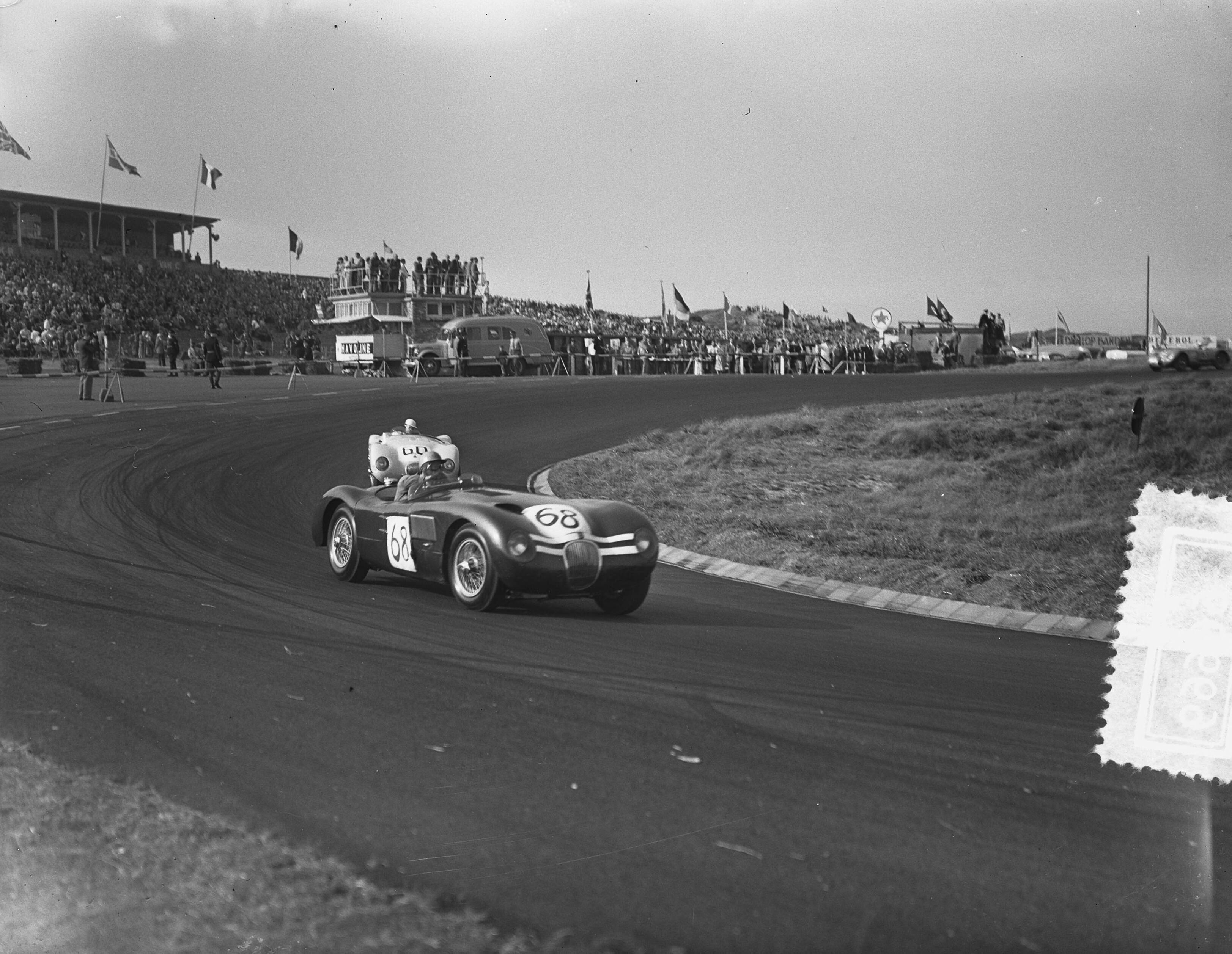 Fotocollectie Anefo — KNAC Internationale Autoraces op het circuit van Zandvoort — Foto: Bilsen, Joop van / Anefo. Licentie: Set B: Rechtenvrij / Publiek Domein. Bron: Nationaal Archief. http://hdl.handle.net/10648/a927e276-d0b4-102d-bcf8-003048976d84