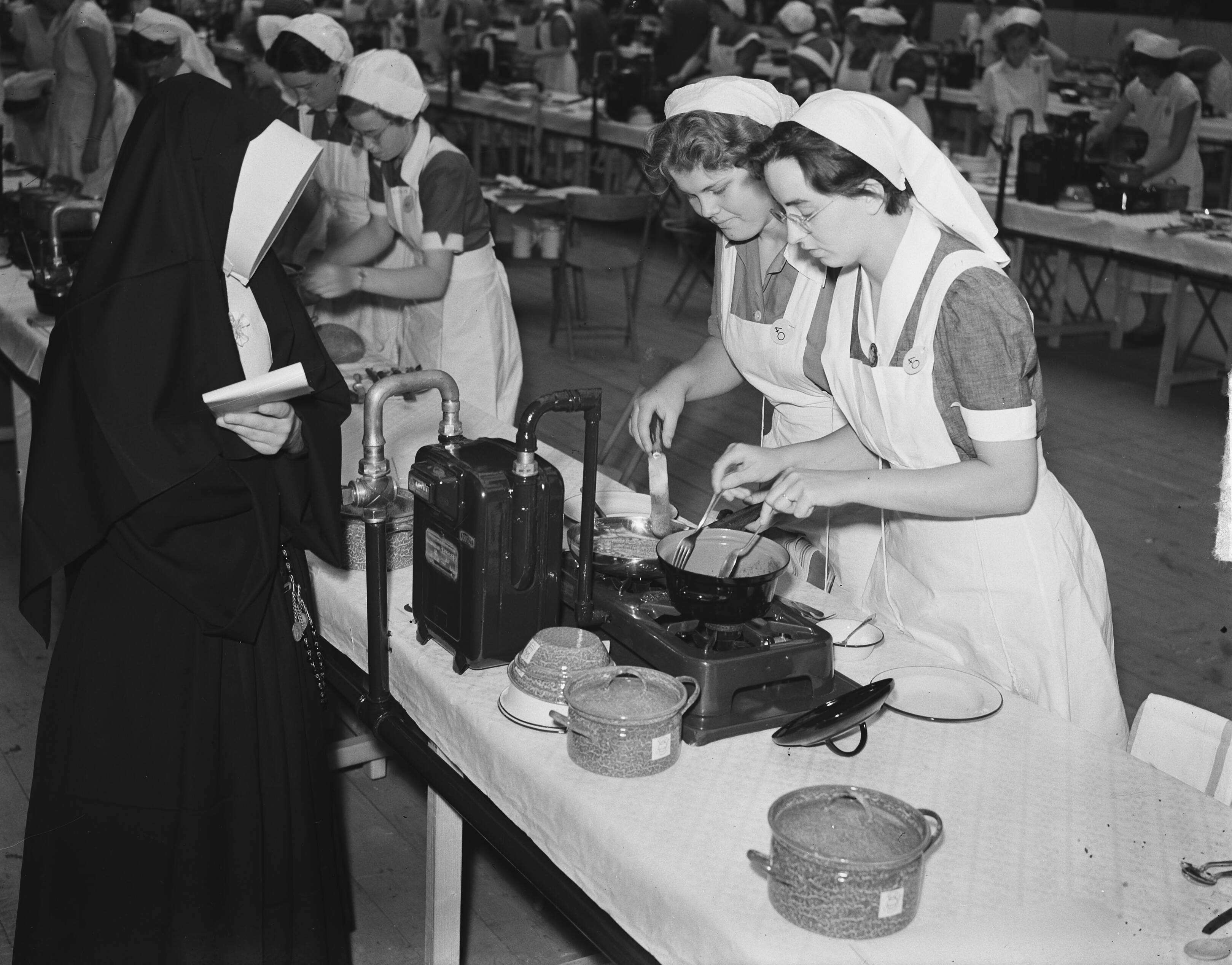 Nationale kookwedstrijd in Den Haag t.g.v. 100 jaar BK Kampen — Foto: Bilsen, Joop van / Anefo. — Licentie: Set B: Rechtenvrij / Publiek Domein. Bron: Nationaal Archief. http://hdl.handle.net/10648/a8ec4608-d0b4-102d-bcf8-003048976d84