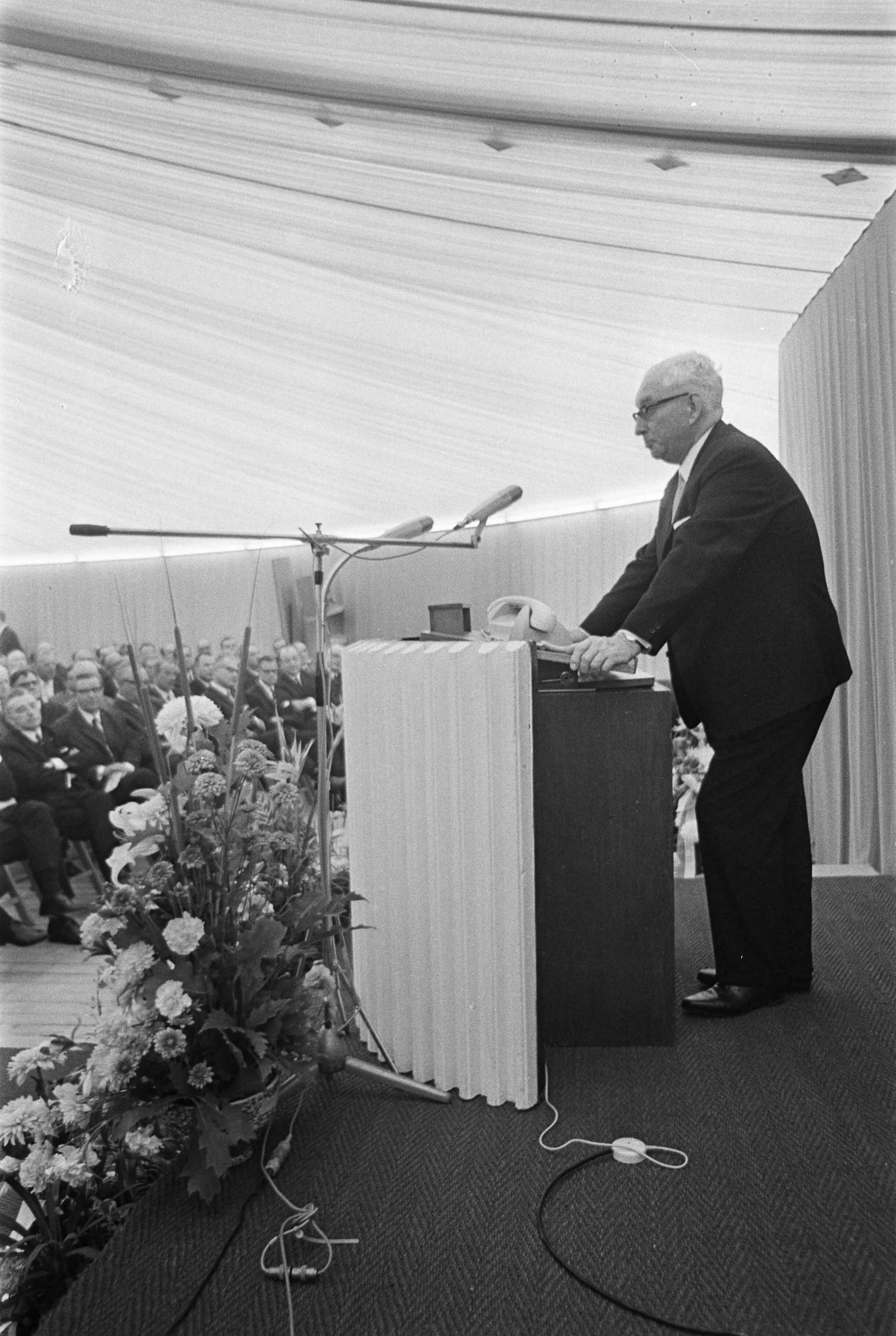 Prins Bernhard bezoekt Zeeland — Een heer houdt een toespraak — Foto: Fotograaf Onbekend / Anefo. Licentie: Set B: Rechtenvrij / Publiek Domein. Bron: Nationaal Archief. http://hdl.handle.net/10648/ab4d6be8-d0b4-102d-bcf8-003048976d84