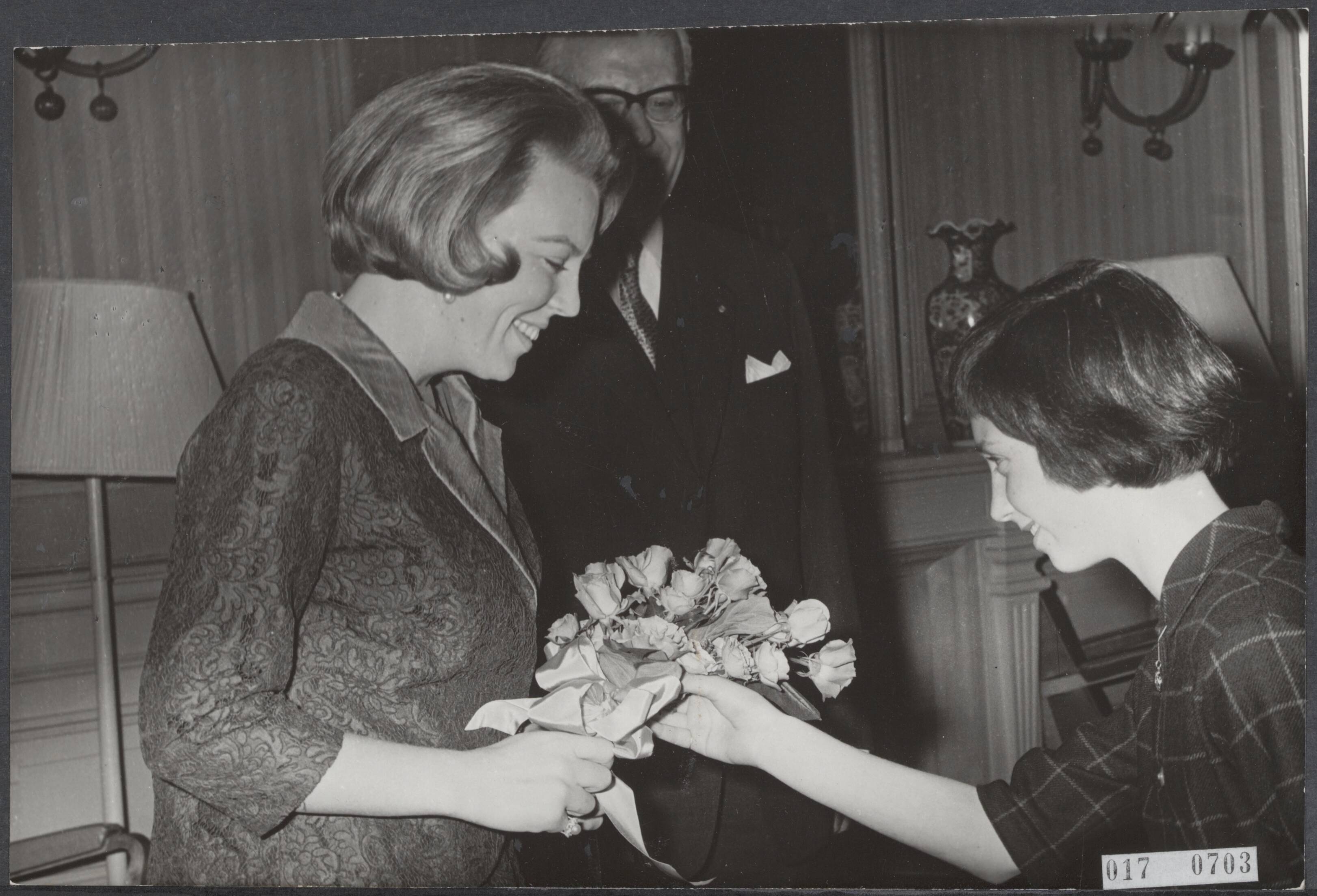 Fotocollectie Elsevier Binnenland — Prinses Beatrix heeft in de Kurzaal te Scheveningen de einduitvoering van het Koninklijke Conservatorium voor Muziek bijgewoond. Bij haar aankomst werden de prinses bloemen aangeboden door de 11-jarige Leonoor Cronheim, dochter van de secretaris van de Commissie van Toezicht — Foto: Koch, Eric / Anefo. Licentie: Set B: Rechtenvrij / Publiek Domein. Bron: Nationaal Archief. http://hdl.handle.net/10648/adbebef4-d0b4-102d-bcf8-003048976d84