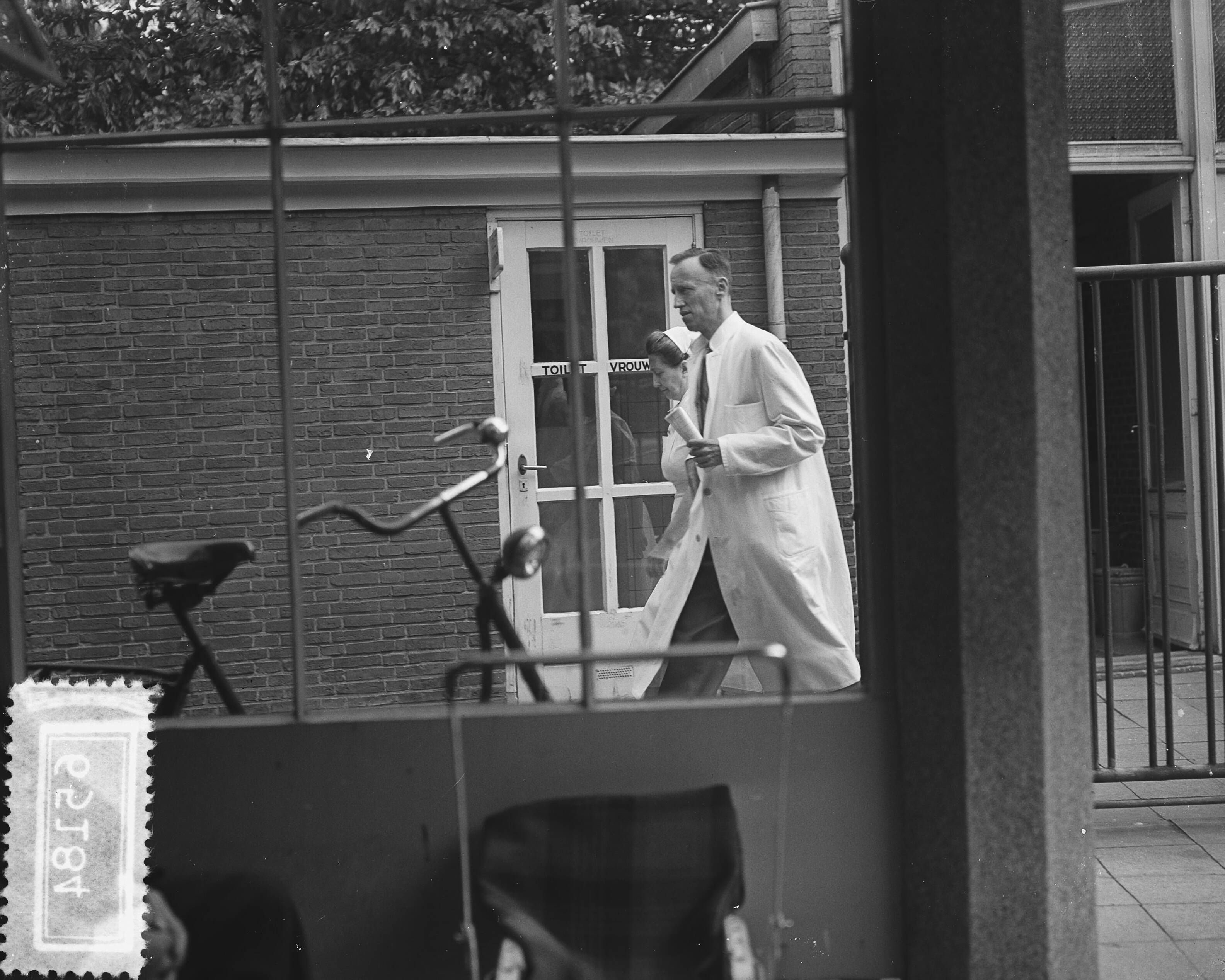 Fotocollectie Anefo — Operatie scheiding Siamese tweeling in Leeuwarden. Chirurgen verlaten het Diaconessenziekenhuis op de fiets — Foto: Bilsen, Joop van / Anefo. Licentie: Set B: Rechtenvrij / Publiek Domein. Bron: Nationaal Archief. http://hdl.handle.net/10648/a9238776-d0b4-102d-bcf8-003048976d84