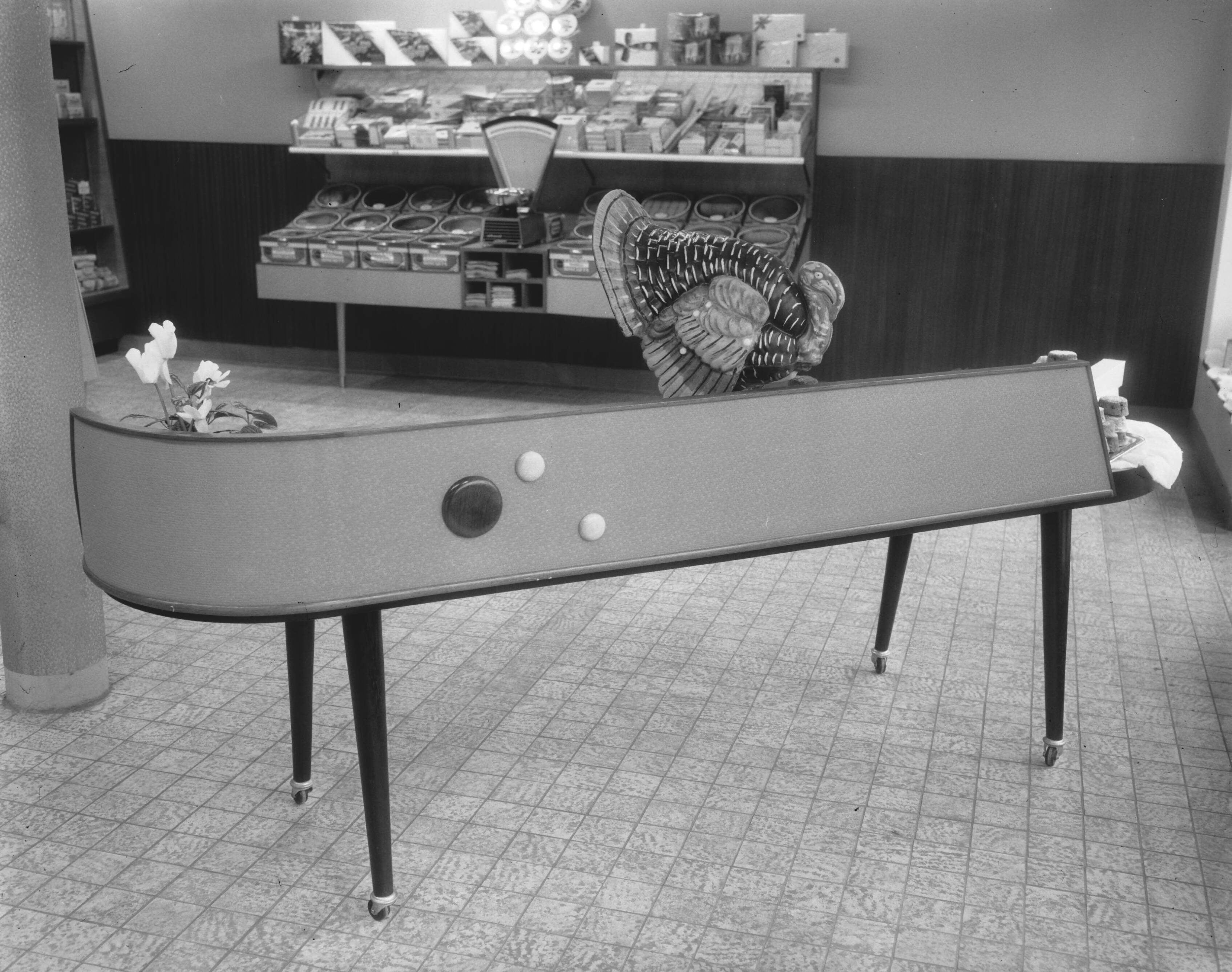 Fotocollectie Anefo — Winkelinterieur banketbakkerij (opdracht firma Koning te Haarlem) — Foto: Pot, Harry / Anefo. Licentie: Set B: Rechtenvrij / Publiek Domein. Bron: Nationaal Archief. http://hdl.handle.net/10648/a98a6ef0-d0b4-102d-bcf8-003048976d84
