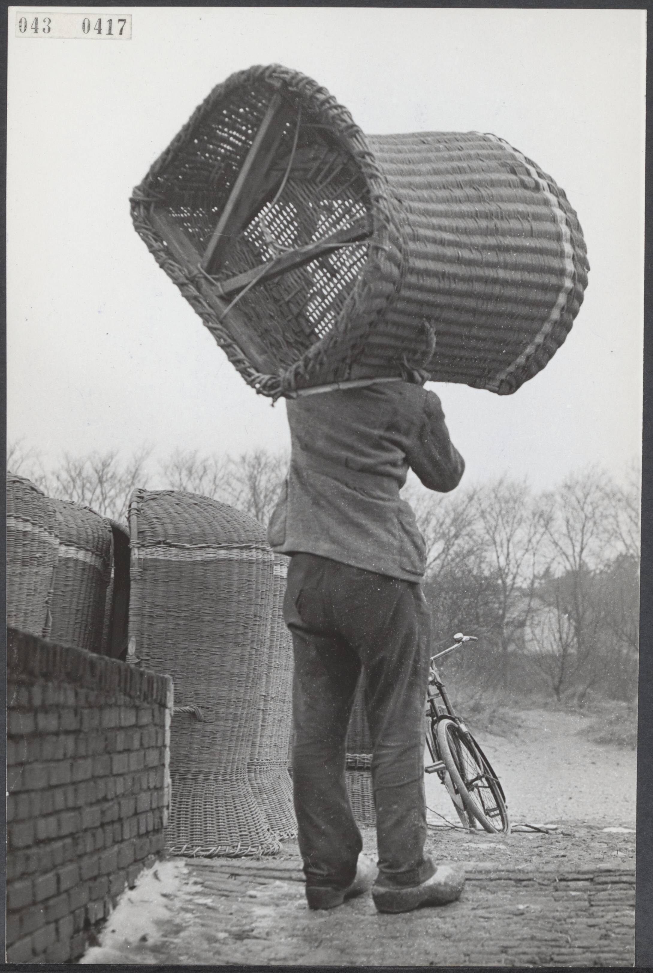 Fotocollectie Elsevier Binnenland — In Zandvoort komen de rieten strandstoelen weer uit de berging en krijgen hun plaats weer op het strand — Foto: Fotograaf Onbekend / Anefo. Licentie: Set B: Rechtenvrij / Publiek Domein. Bron: Nationaal Archief. http://hdl.handle.net/10648/adf8edb8-d0b4-102d-bcf8-003048976d84