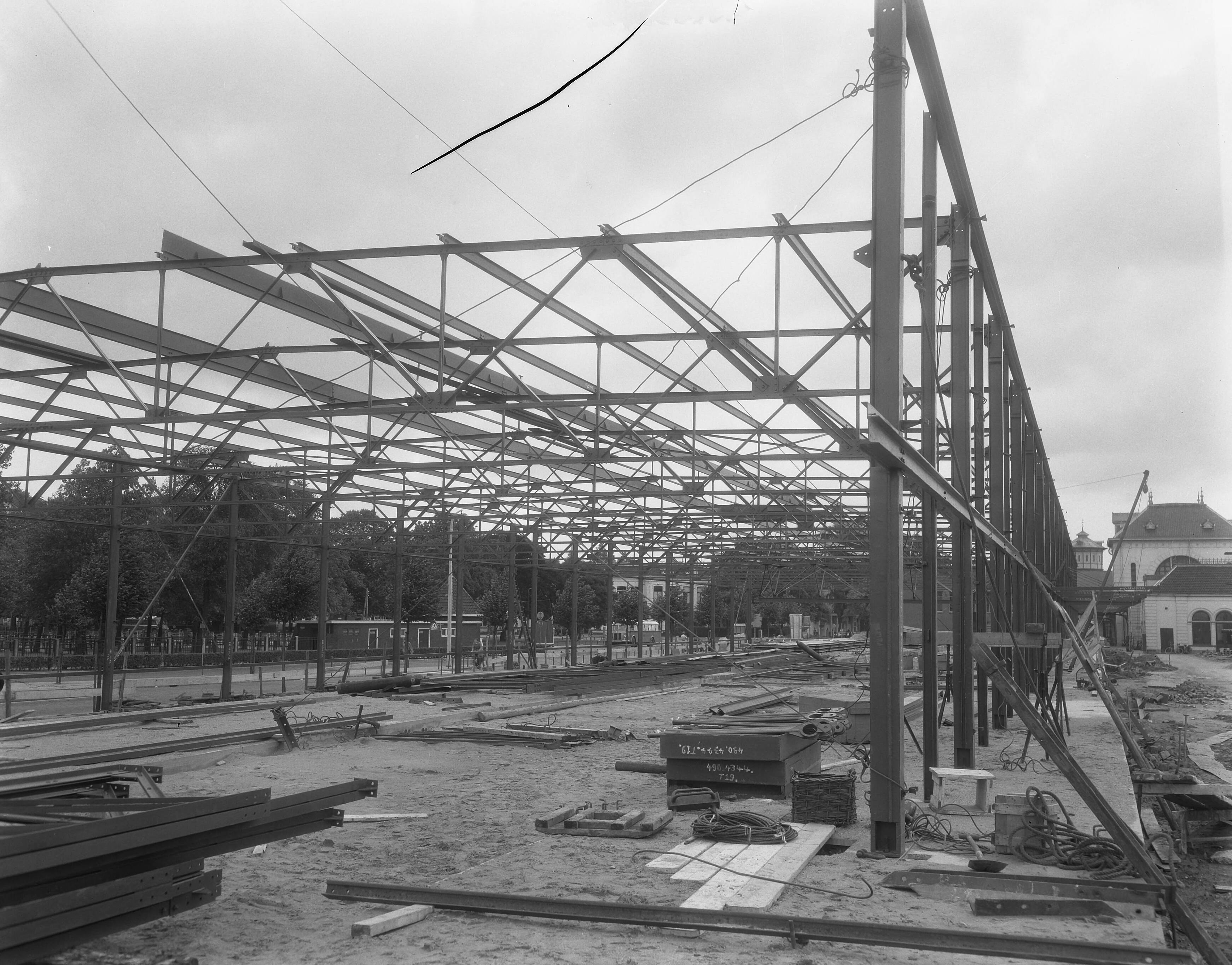 Fotocollectie Anefo — Staalconstructies aanbouw hal station Leeuwarden, uitvoerders Fa. Kloos uit Kinderdijk — Foto: Duinen, G.W. van / Anefo. Licentie: Set B: Rechtenvrij / Publiek Domein. Bron: Nationaal Archief. http://hdl.handle.net/10648/a9278eac-d0b4-102d-bcf8-003048976d84