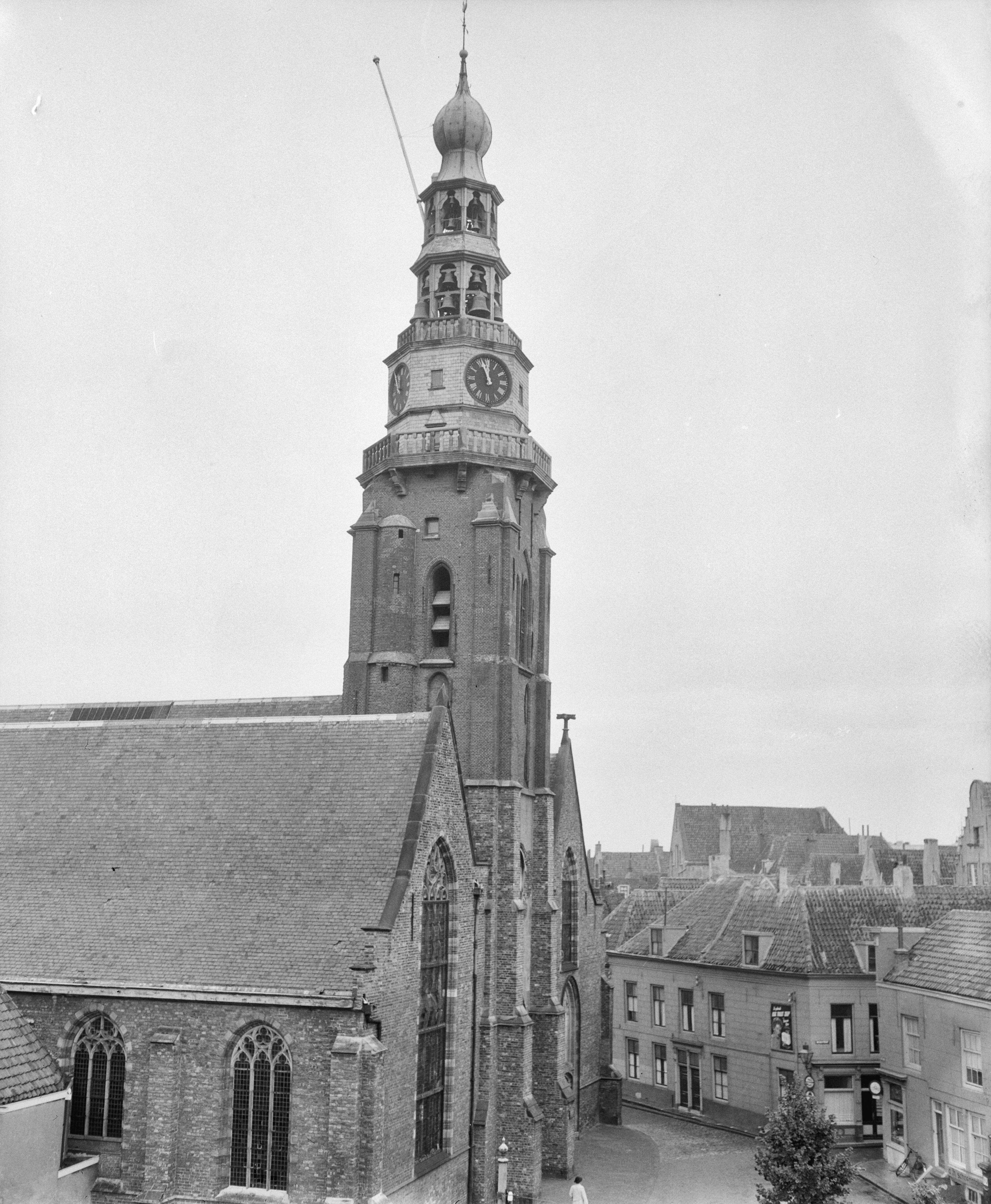 Fotocollectie Anefo — Vlissingen. Restauratie van de toren van de Grote- of St. Jacobskerk. De toren voor restauratie — Foto: Fotograaf Onbekend / Anefo. Licentie: Set B: Rechtenvrij / Publiek Domein. Bron: Nationaal Archief. http://hdl.handle.net/10648/a90065a2-d0b4-102d-bcf8-003048976d84
