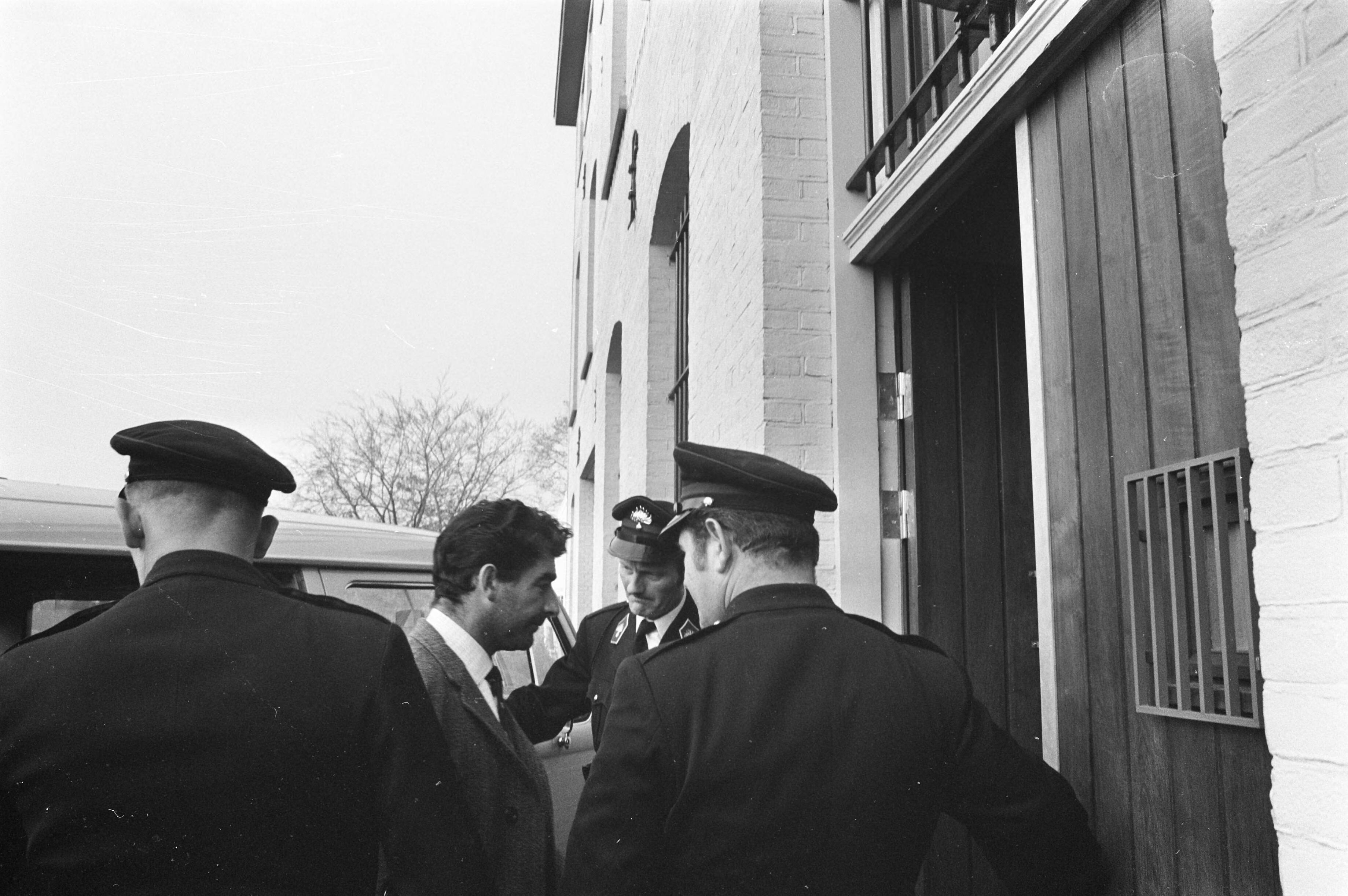 Fotocollectie Anefo — Rellen in Huis van Bewaring Groningen, onruststokers keren terug naar Huis van Bewaring — Foto: Mieremet, Rob / Anefo. Licentie: Set B: Rechtenvrij / Publiek Domein. Bron: Nationaal Archief. http://hdl.handle.net/10648/abd5e3a6-d0b4-102d-bcf8-003048976d84