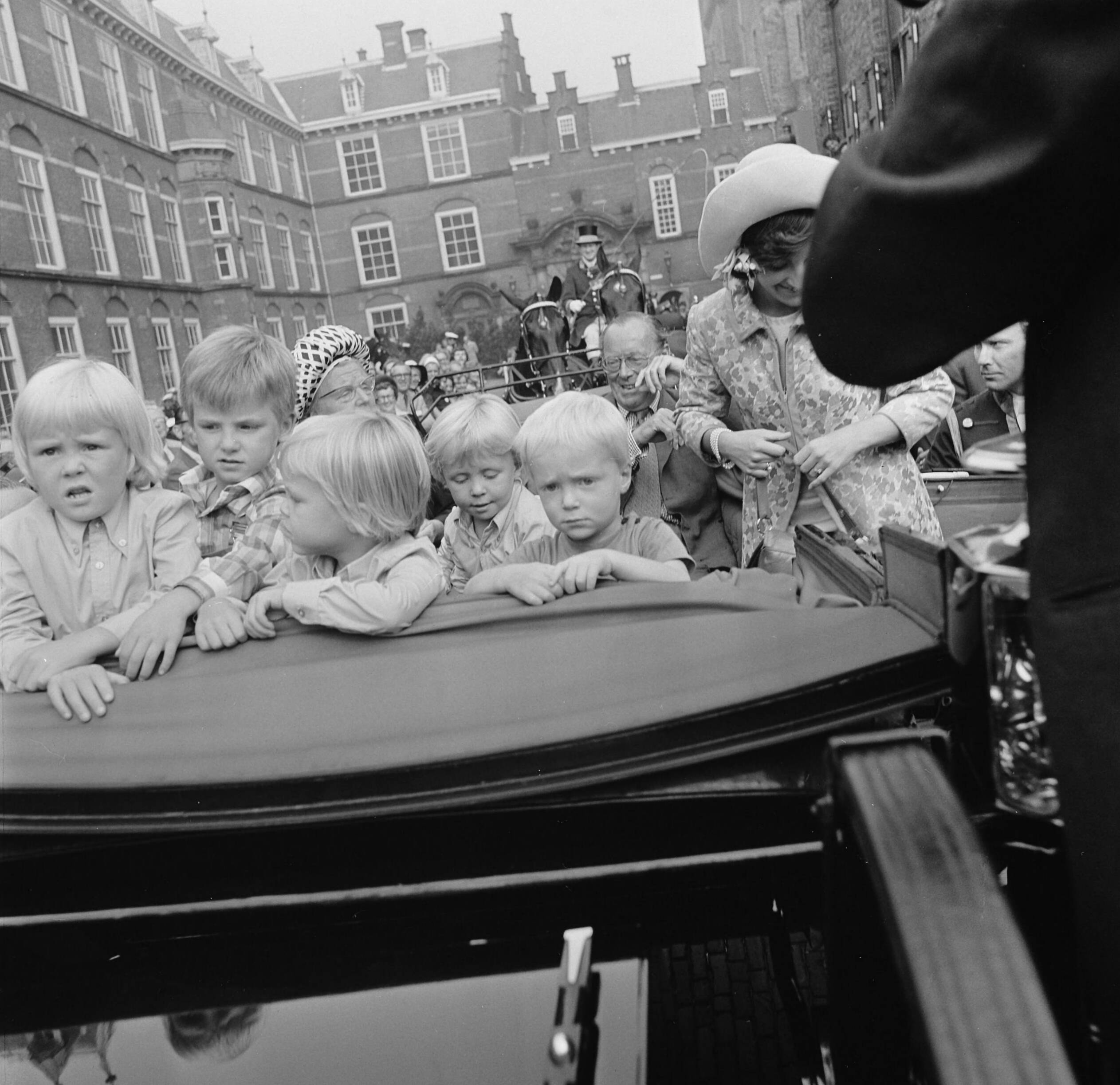 Fotocollectie Anefo — Viering Zilveren Regeringsjubileum van Koningin Juliana in Den Haag , prinsjes in koets — Foto: Mieremet, Rob / Anefo. Licentie: Set B: Rechtenvrij / Publiek Domein. Bron: Nationaal Archief. http://hdl.handle.net/10648/ac365b96-d0b4-102d-bcf8-003048976d84