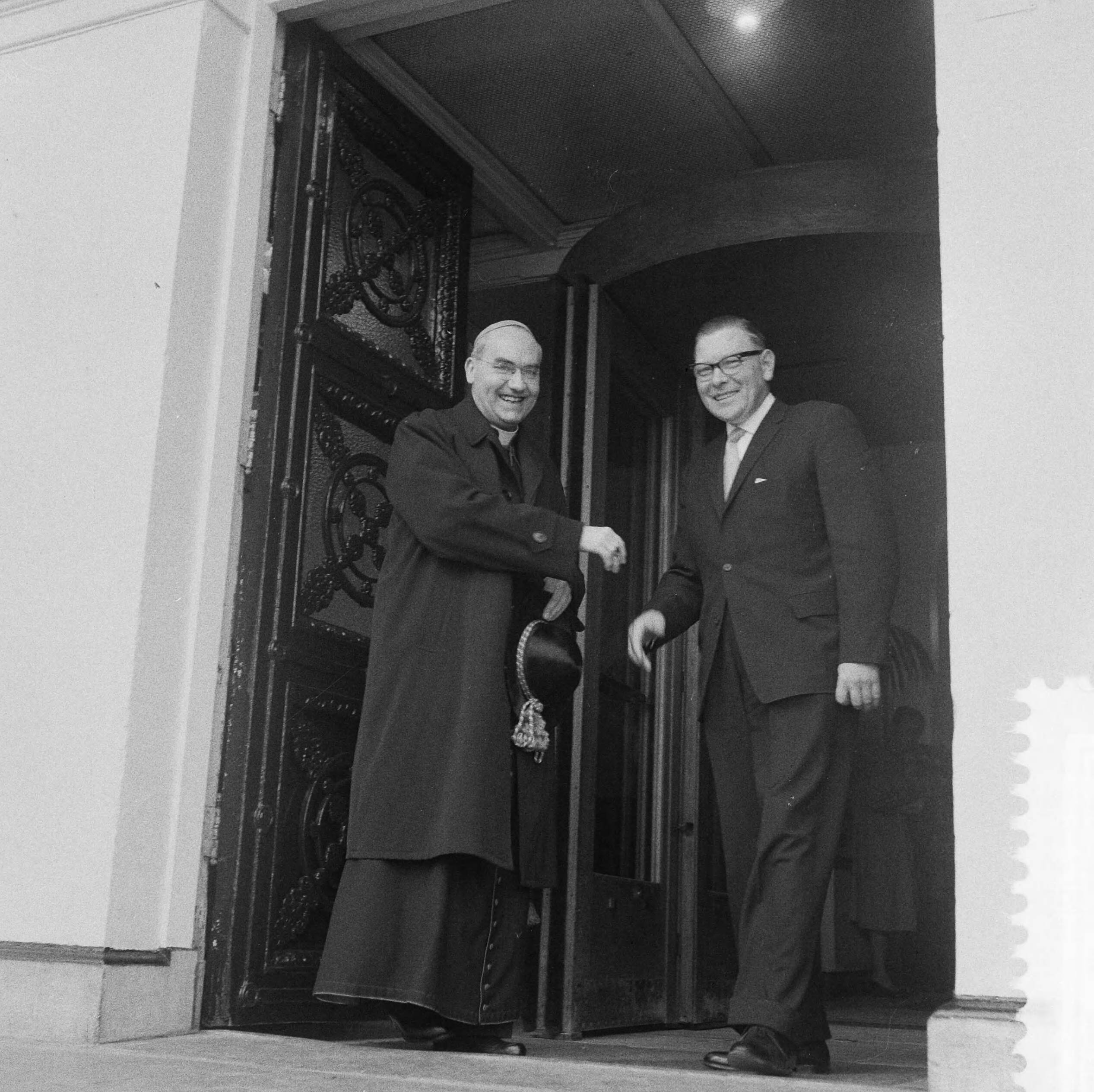 Fotocollectie Anefo — Werkbezoek van mgr. dr. J.A.E. van Dodewaard, bisschop van Haarlem, aan de Zaanstreek — Foto: Nijs, Jac. de / Anefo. Licentie: Set B: Rechtenvrij / Publiek Domein. Bron: Nationaal Archief. http://hdl.handle.net/10648/a9d4845e-d0b4-102d-bcf8-003048976d84