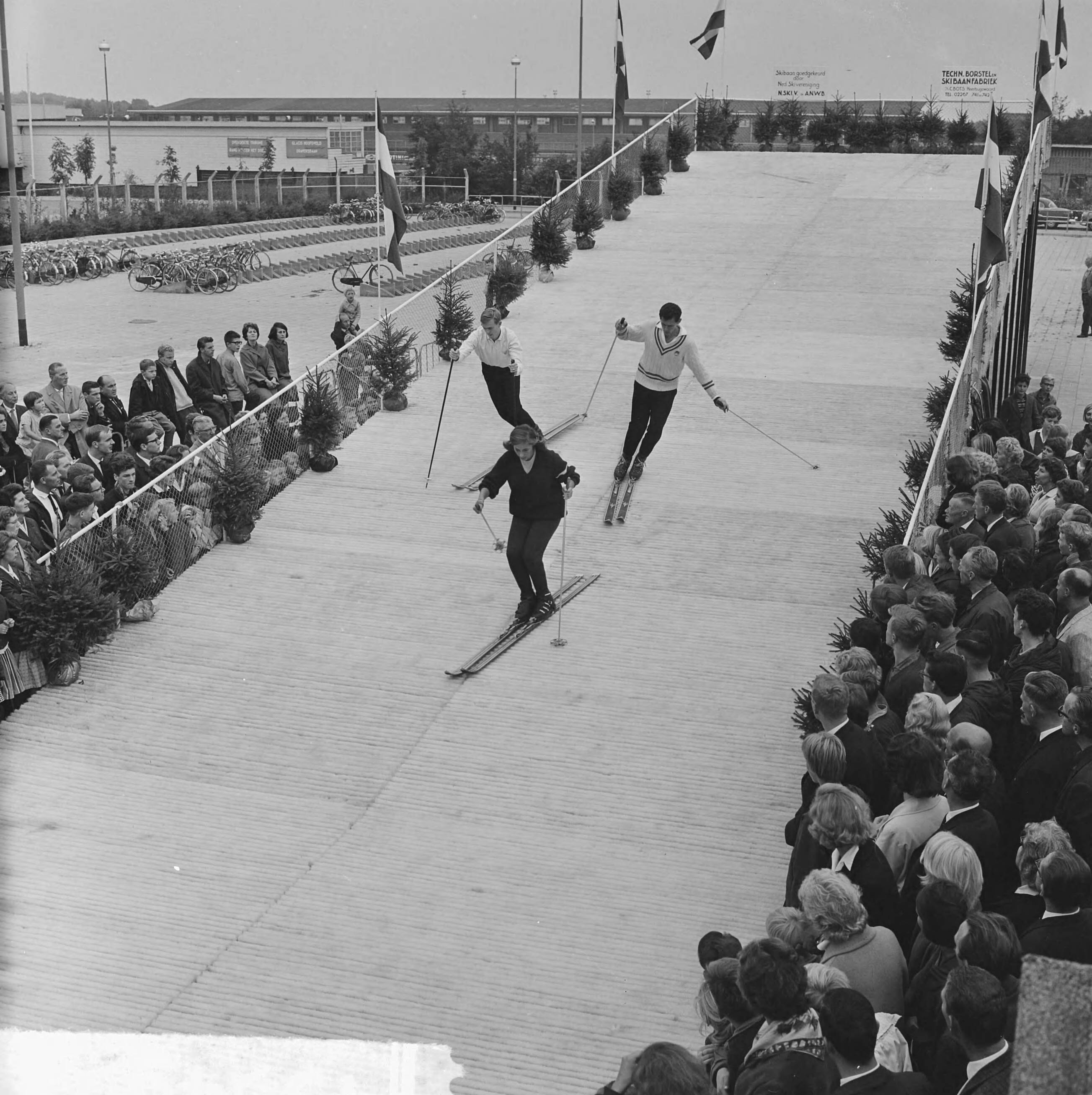 Fotocollectie Anefo — Kunstskibaan in Hilversum geopend door burgemeester J.J.G. Boot. Na de opening gaan skiërs de baan af — Foto: Koch, Eric / Anefo. Licentie: Set B: Rechtenvrij / Publiek Domein. Bron: Nationaal Archief. http://hdl.handle.net/10648/aa4643dc-d0b4-102d-bcf8-003048976d84