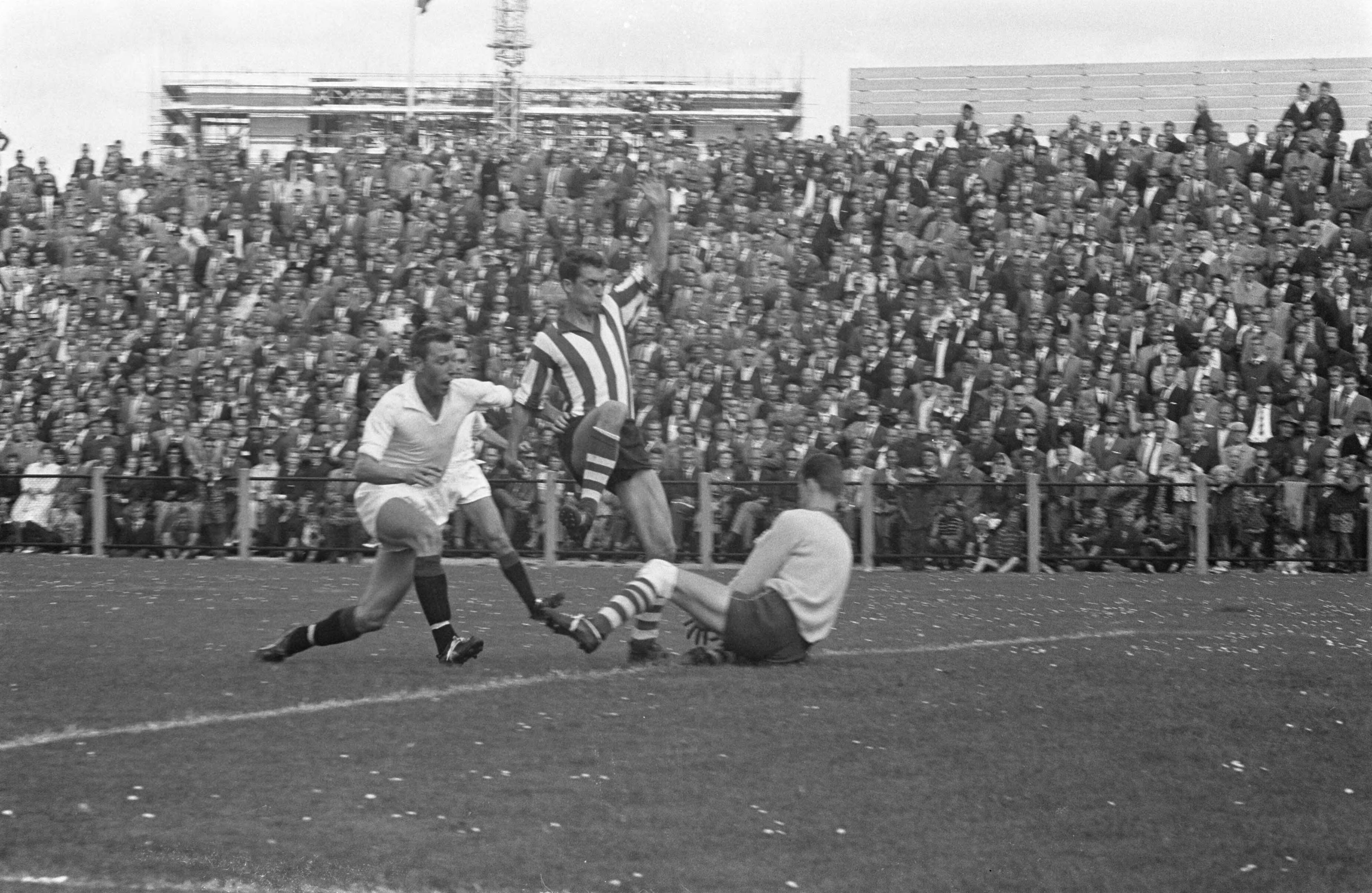 Fotocollectie Anefo — Voetbal. ADO tegen PSV 1-3. Spelmoment — Foto: Pot, Harry / Anefo. Licentie: Set B: Rechtenvrij / Publiek Domein. Bron: Nationaal Archief. http://hdl.handle.net/10648/aa15066e-d0b4-102d-bcf8-003048976d84
