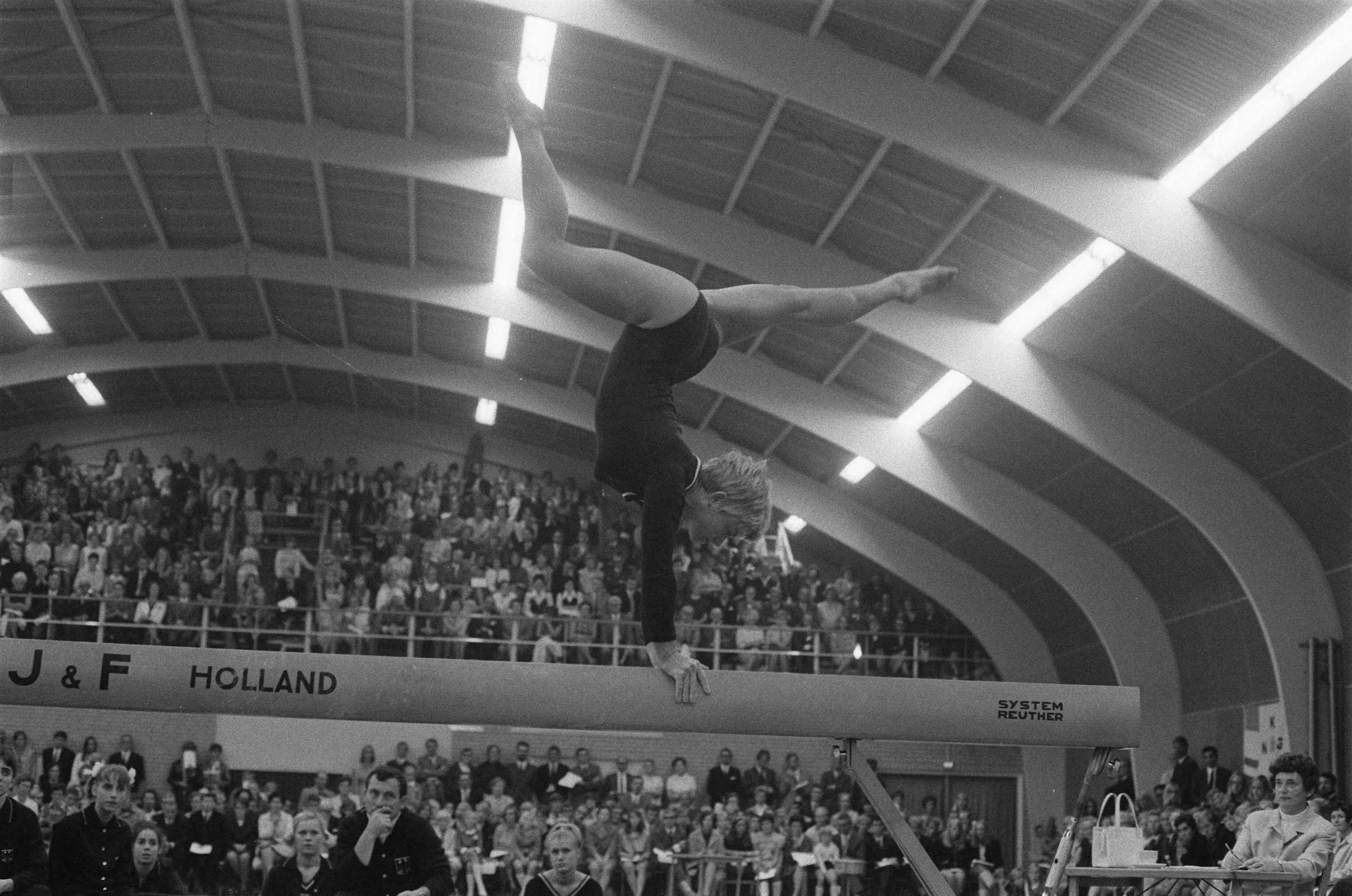 Fotocollectie Anefo — Keur turninterland Nederland tegen West-Duitsland in Groningen. Nummers 12.13 M. Klees in aktie, nummer 14 Petra Jebran in aktie (D) — Foto: Verhoeff, Bert / Anefo. Licentie: Set B: Rechtenvrij / Publiek Domein. Bron: Nationaal Archief. http://hdl.handle.net/10648/ab7a74bc-d0b4-102d-bcf8-003048976d84