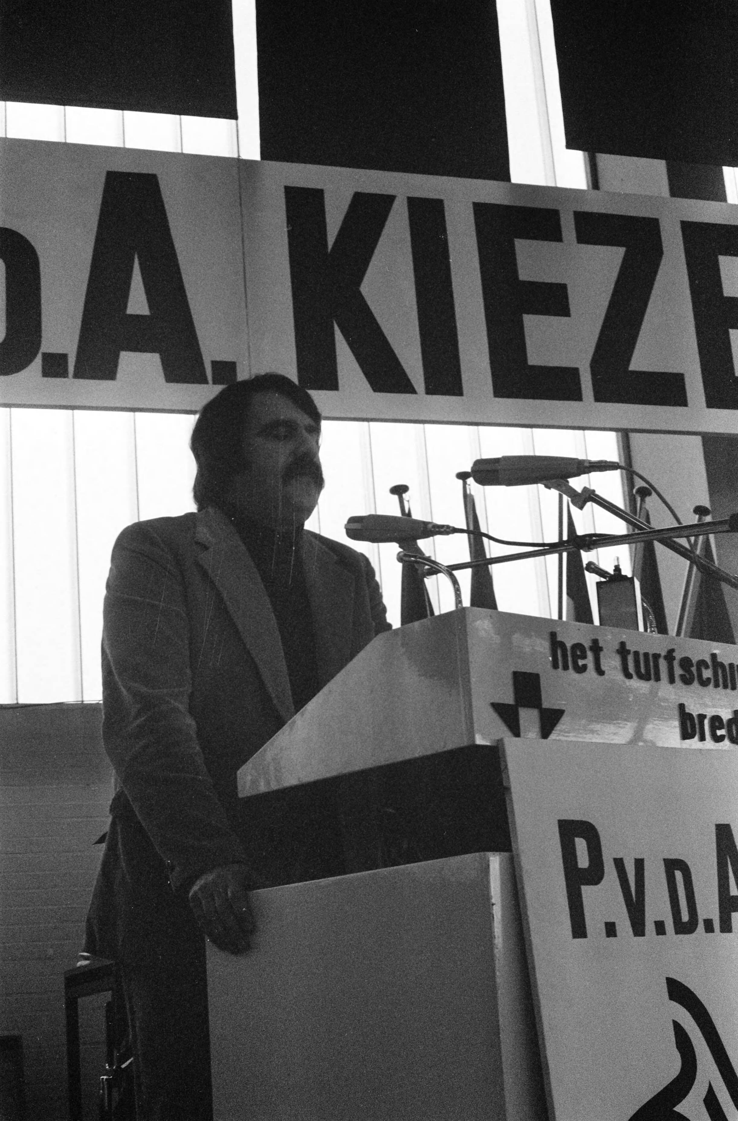 Het PvdA-congres in Breda — Paartijvoorzitter Van der Louw aan het woord — Foto: Fotograaf Onbekend / Anefo. Licentie: Set B: Rechtenvrij / Publiek Domein. Bron: Nationaal Archief. http://hdl.handle.net/10648/ac42020c-d0b4-102d-bcf8-003048976d84
