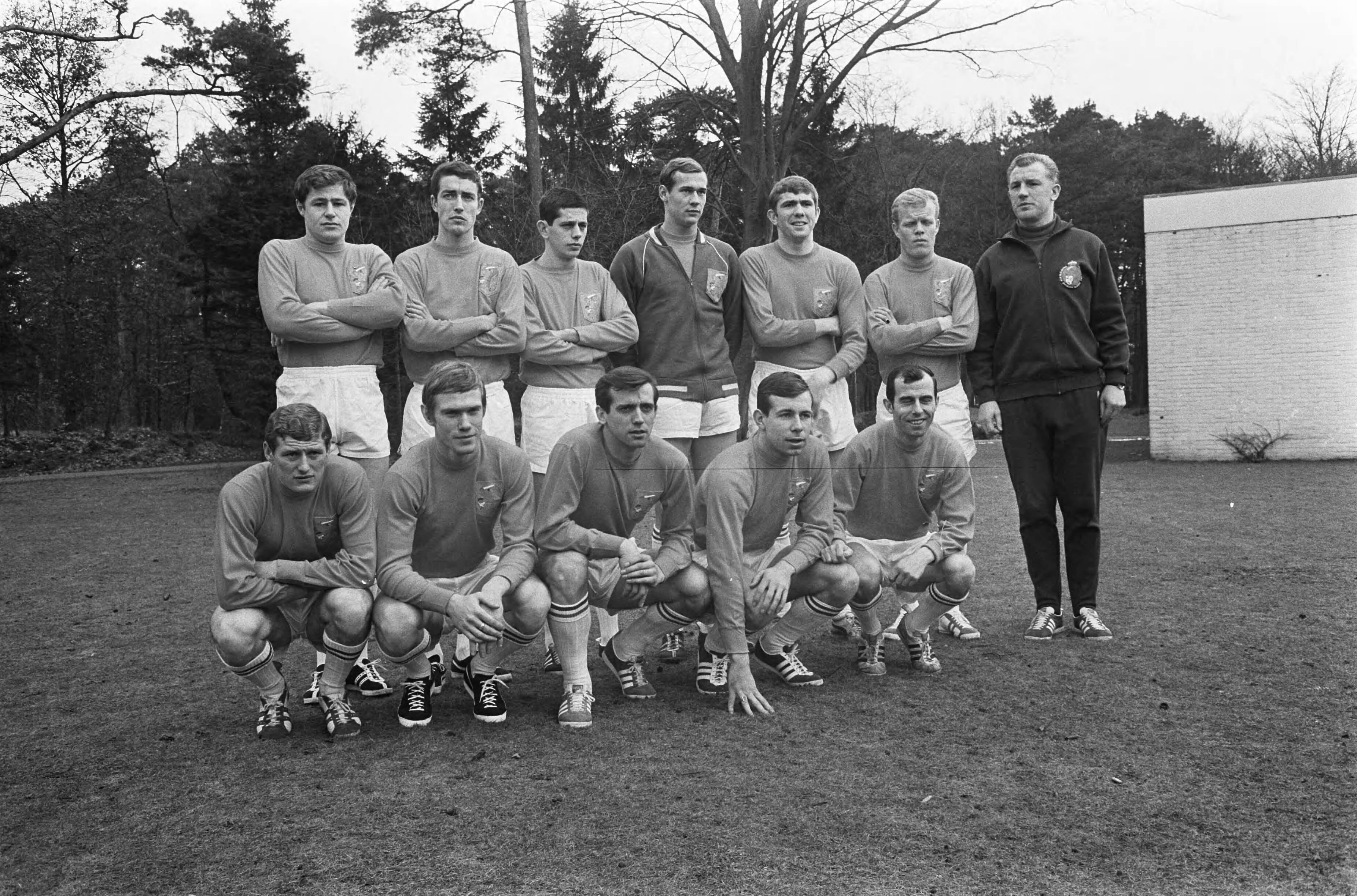 Fotocollectie Anefo — Training Nederlands elftal te Zeist — Foto: Koch, Eric / Anefo. Licentie: Set B: Rechtenvrij / Publiek Domein. Bron: Nationaal Archief. http://hdl.handle.net/10648/ab3537b2-d0b4-102d-bcf8-003048976d84