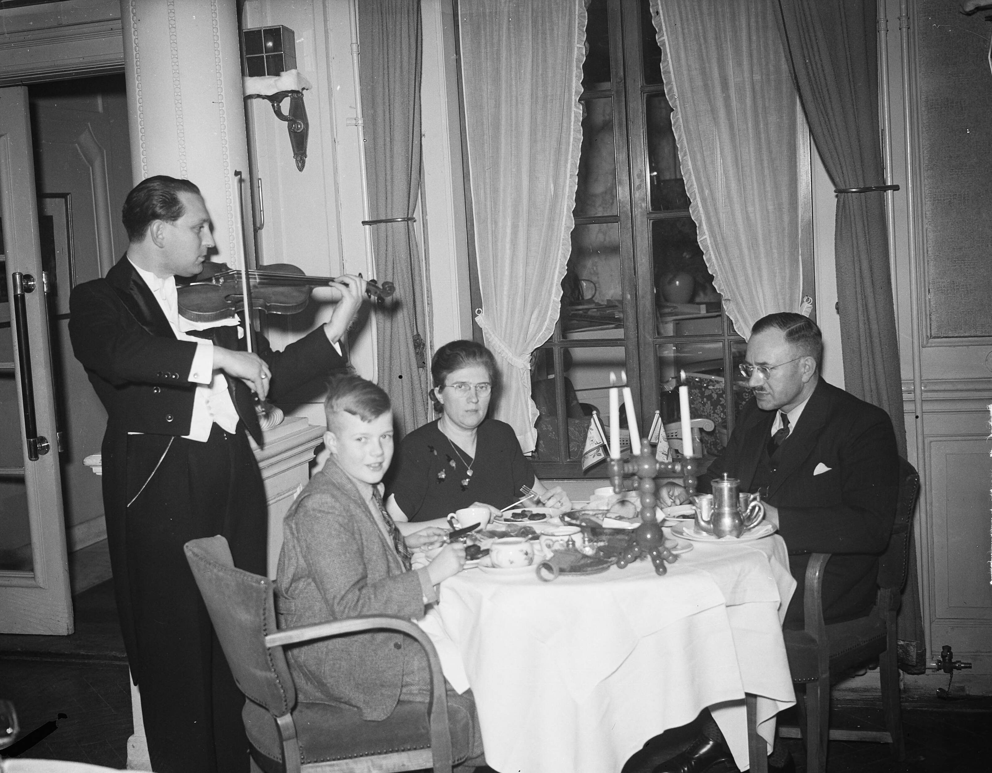 Fotocollectie Anefo — Diner directie Pays Bas te Utrecht — Foto: Averink, […] / Anefo. Licentie: Set B: Rechtenvrij / Publiek Domein. Bron: Nationaal Archief. http://hdl.handle.net/10648/a8c1bb40-d0b4-102d-bcf8-003048976d84