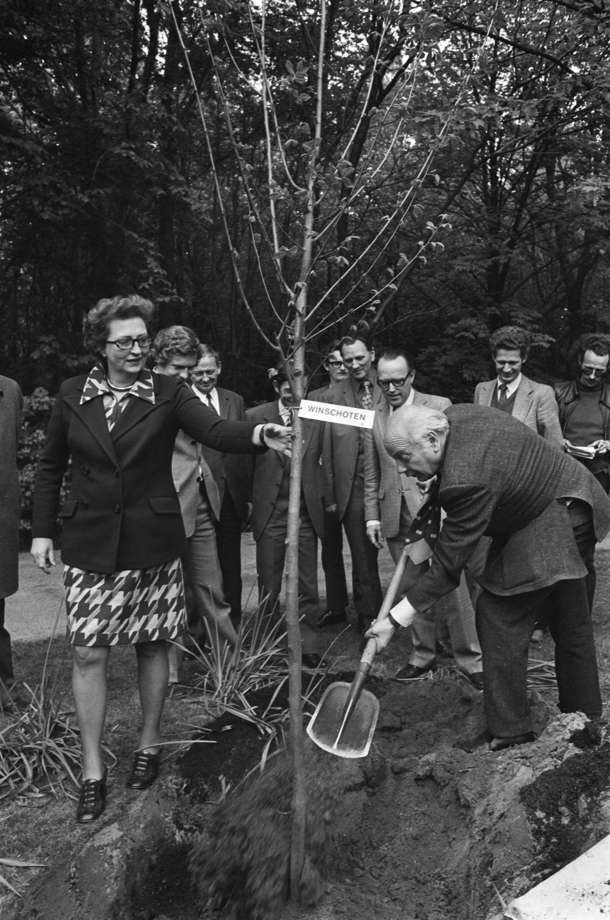 Fotocollectie Anefo — Delegatie streekraad Oost Groningen biedt Den Uyl olm aan op Cathuis; Den Uyl plant eerste olm in tuin, geholpen door mw Den Uyl — Foto: Verhoeff, Bert / Anefo. Licentie: Set B: Rechtenvrij / Publiek Domein. Bron: Nationaal Archief. http://hdl.handle.net/10648/ac4a9a2a-d0b4-102d-bcf8-003048976d84