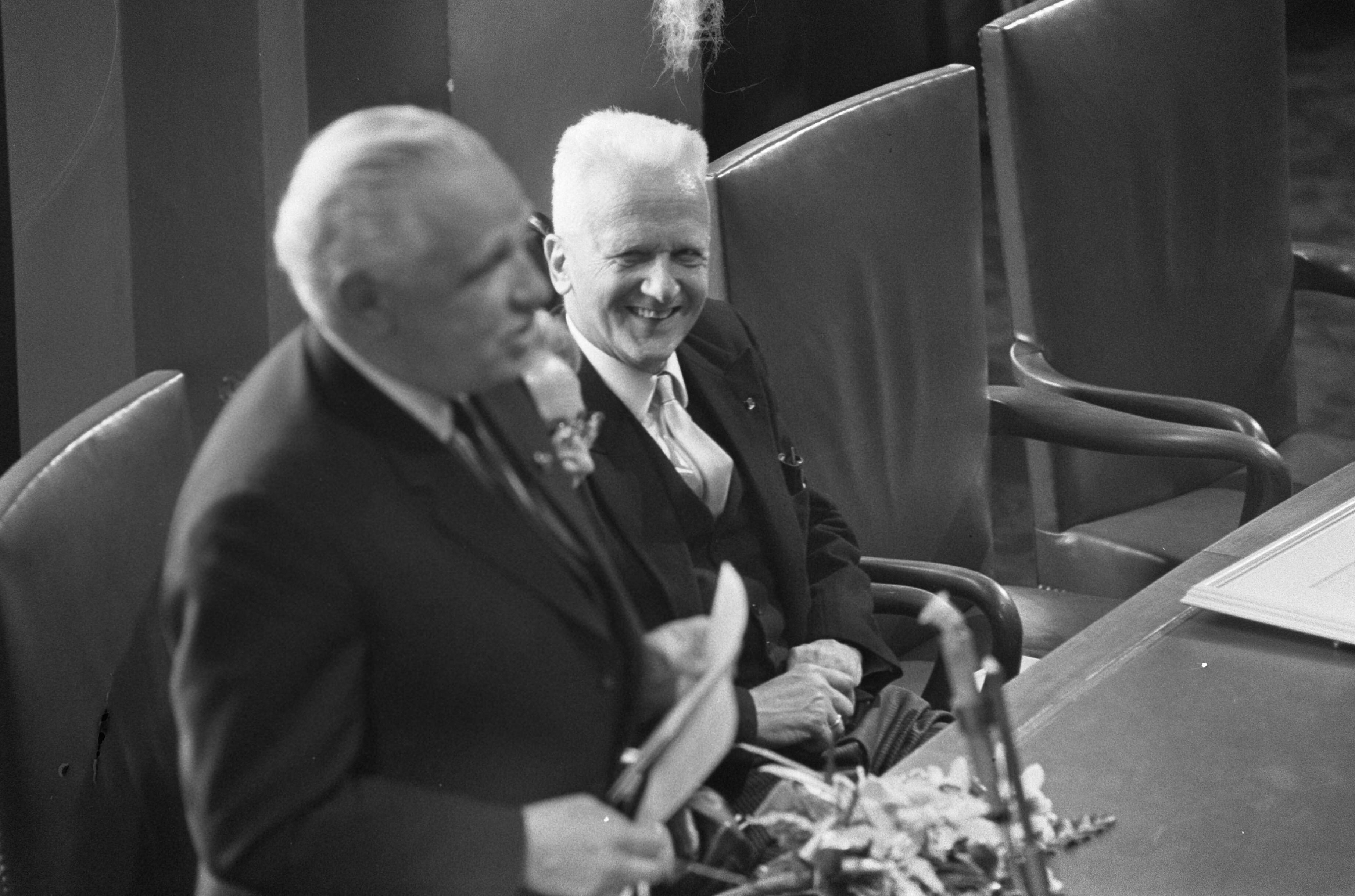 Fotocollectie Anefo — Sluitingszitting Staten Generaal , Den Haag : l. Van Thiel , r. Mazure — Foto: Verhoeff, Bert / Anefo. Licentie: Set B: Rechtenvrij / Publiek Domein. Bron: Nationaal Archief. http://hdl.handle.net/10648/ab7970a8-d0b4-102d-bcf8-003048976d84