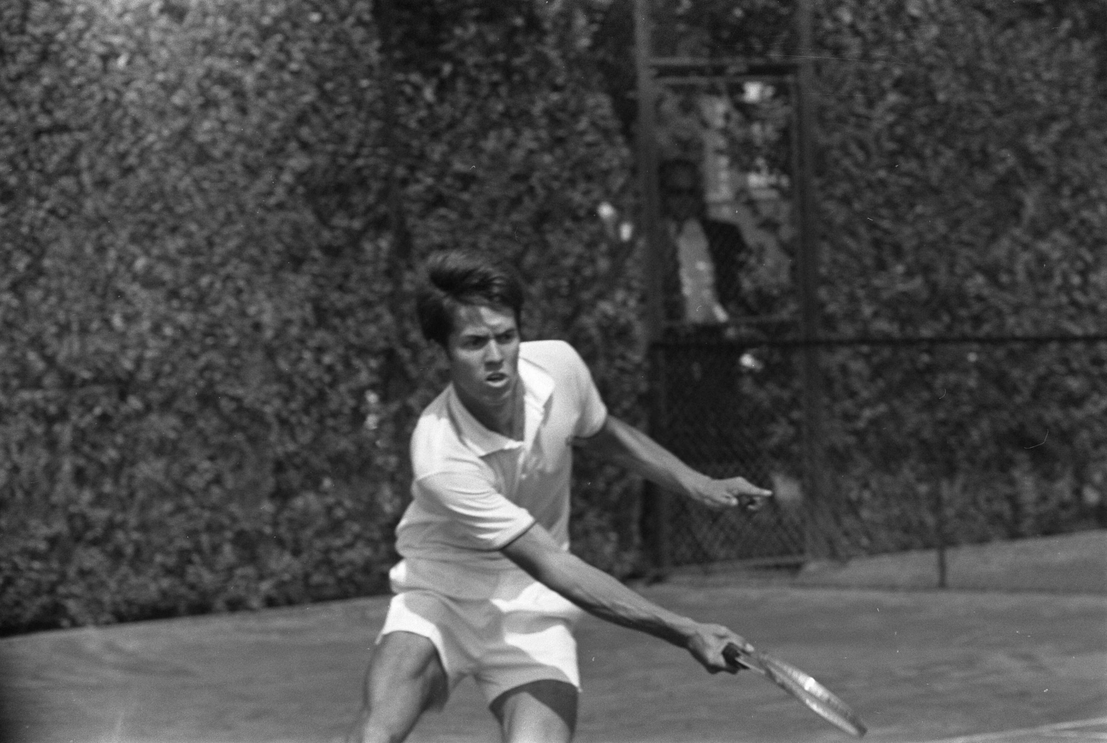 Fotocollectie Anefo — Nationale tenniskampioenschappen, Scheveningen; Peter Soeters in aktie — Foto: Koch, Eric / Anefo. Licentie: Set B: Rechtenvrij / Publiek Domein. Bron: Nationaal Archief. http://hdl.handle.net/10648/ab9f5b88-d0b4-102d-bcf8-003048976d84