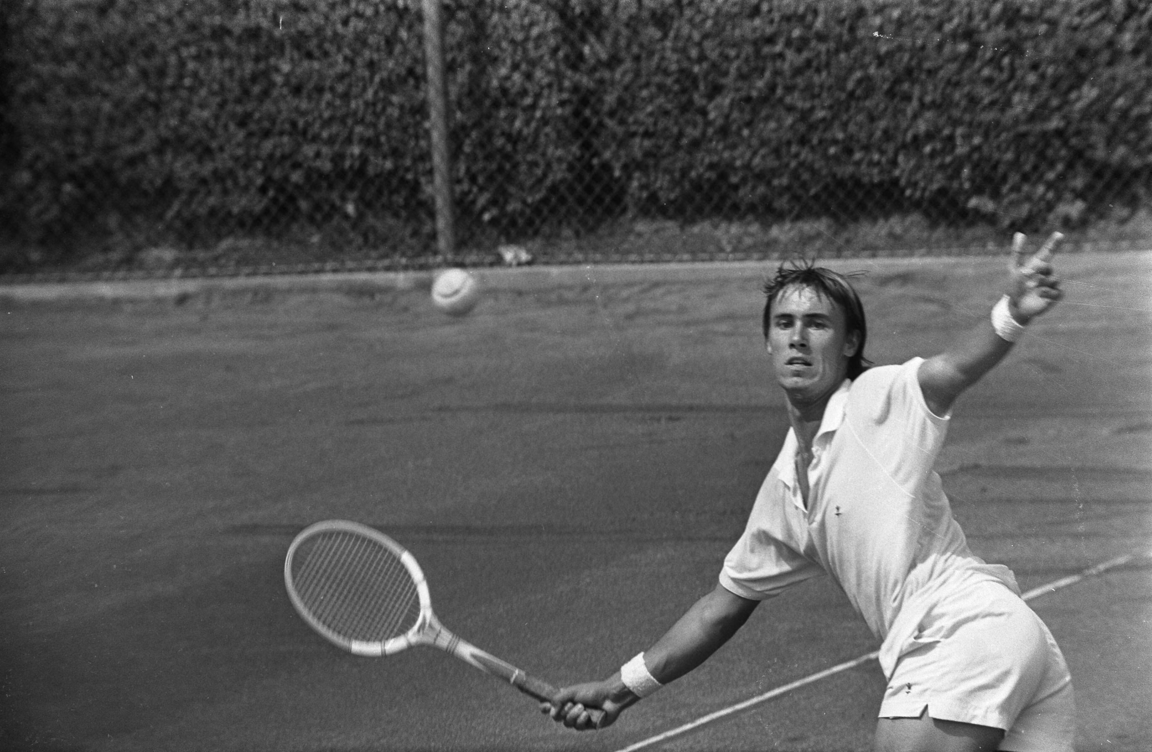 Fotocollectie Anefo — Internationale tenniskampioenschappen te Hilversum ( t Melkhuisje ); J. Alexander (Australie) in aktie — Foto: Koch, Eric / Anefo. Licentie: Set B: Rechtenvrij / Publiek Domein. Bron: Nationaal Archief. http://hdl.handle.net/10648/ab9df838-d0b4-102d-bcf8-003048976d84