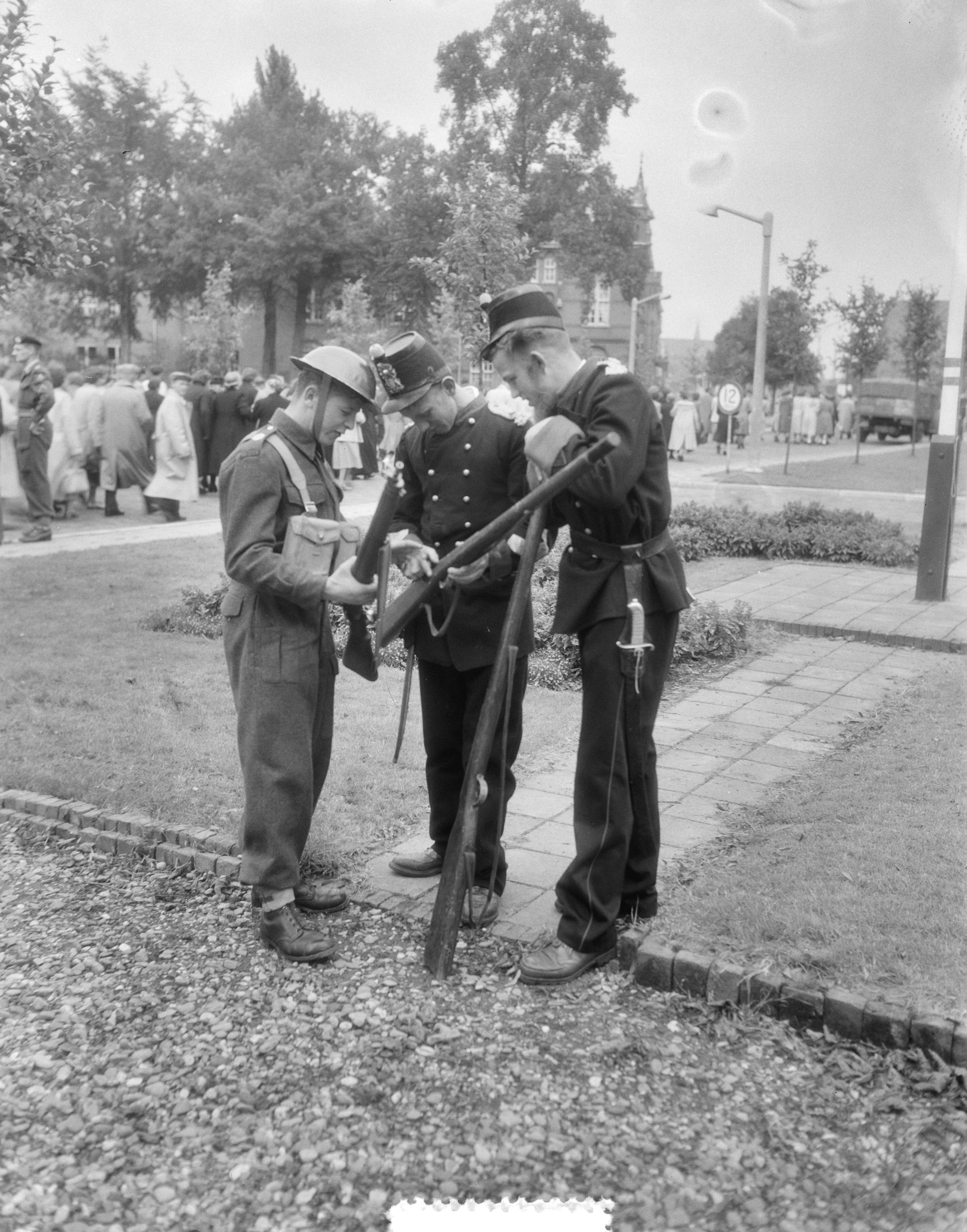 Fotocollectie Anefo — Boerenfeest van de Nederlandse Christelijke Boerenbond. Twee soldaten in historische kosuums en een "moderne" soldaat vergelijken hun wapens — Foto: Pot, Harry / Anefo. Licentie: Set B: Rechtenvrij / Publiek Domein. Bron: Nationaal Archief. http://hdl.handle.net/10648/a8fe902e-d0b4-102d-bcf8-003048976d84