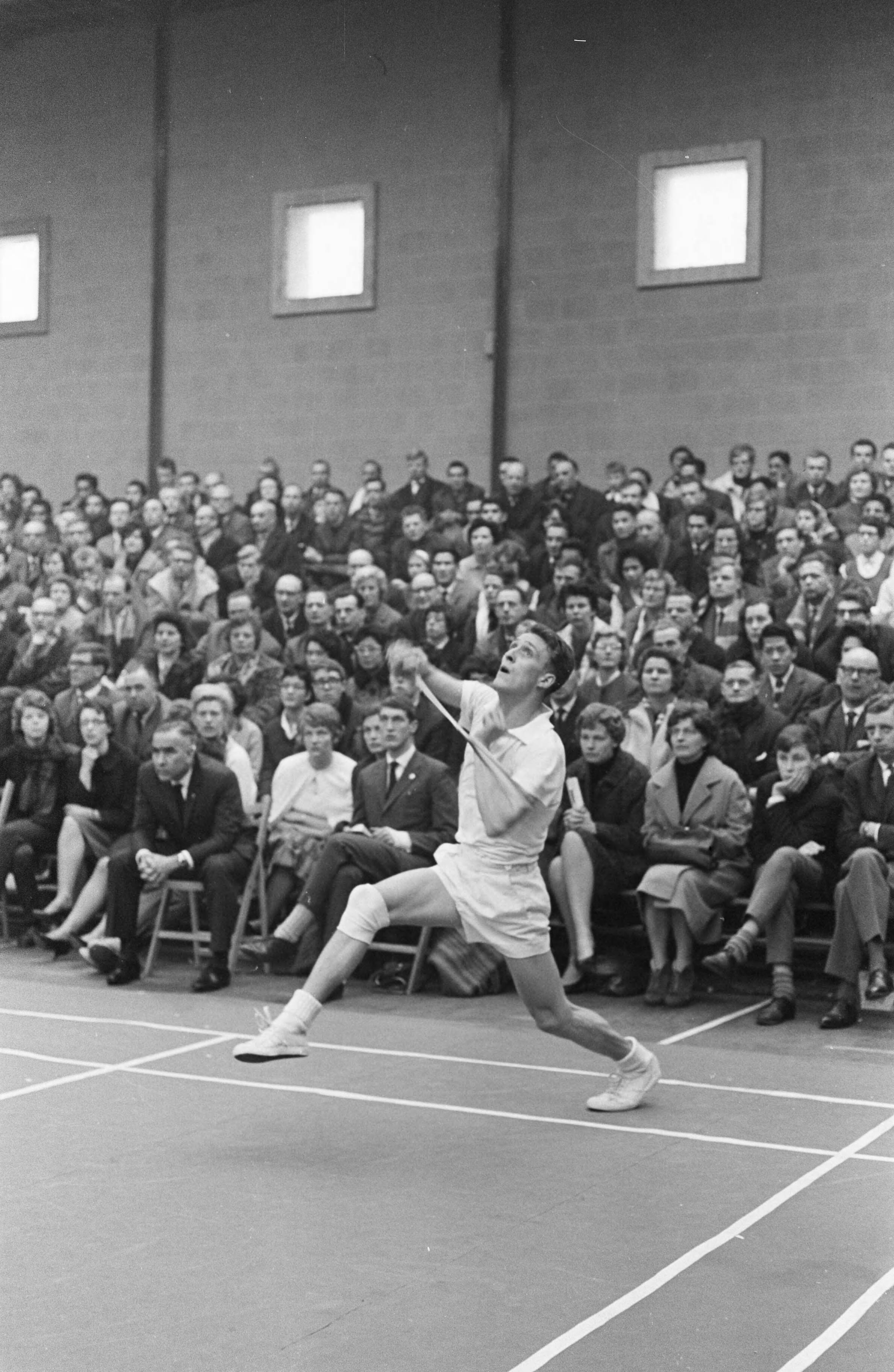 Fotocollectie Anefo — Internationale Badmintonkampioenschappen te Haarlem. Henning Borch (Denemarken) in aktie — Foto: Pot, Harry / Anefo. Licentie: Set B: Rechtenvrij / Publiek Domein. Bron: Nationaal Archief. http://hdl.handle.net/10648/aa293eea-d0b4-102d-bcf8-003048976d84
