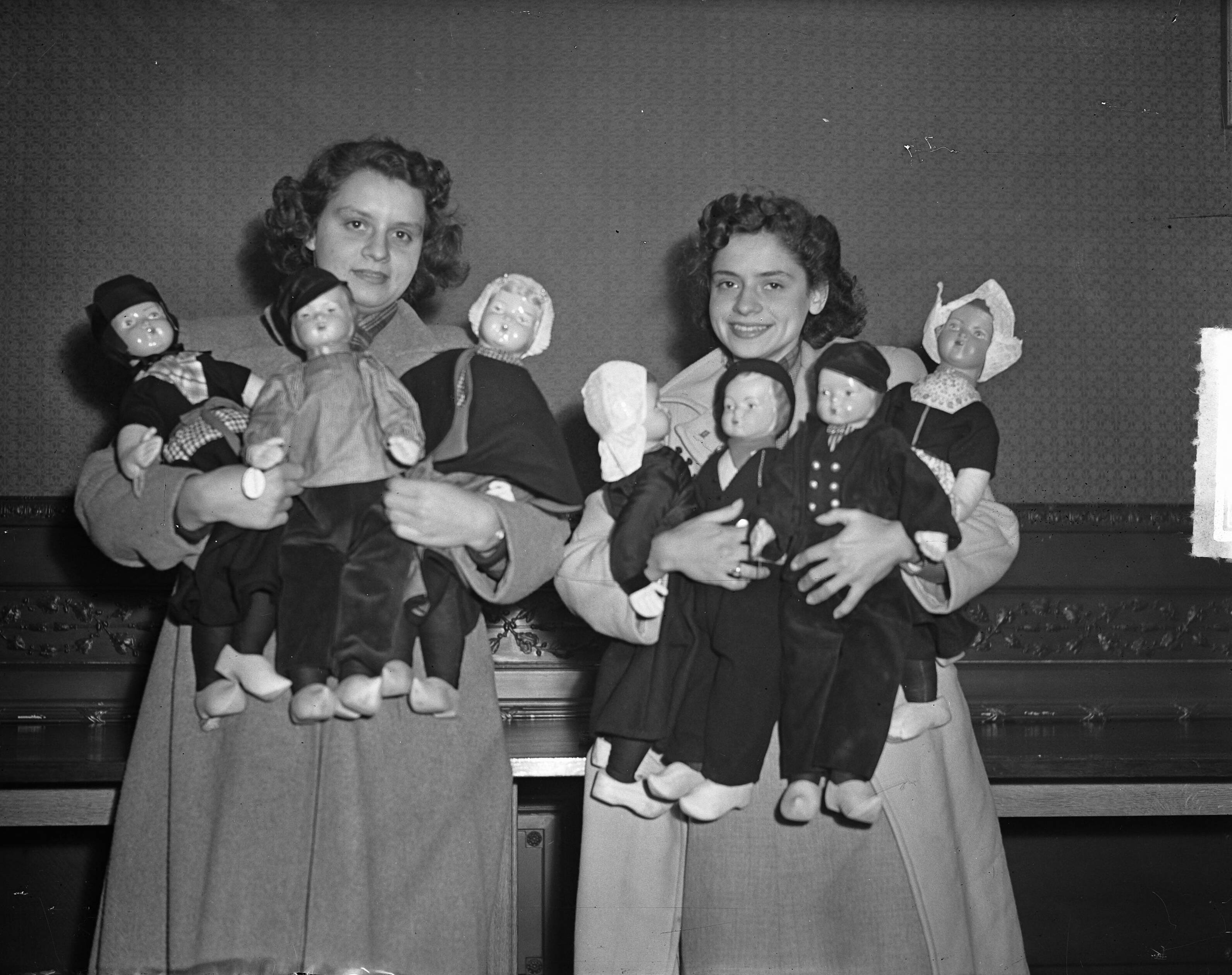 Fotocollectie Anefo — Braziliaans meisje Nice Lobo (prijswinnares Omtel) in Nederland bij ANVV in Den Haag — Foto: Noske, J.D. / Anefo. Licentie: Set B: Rechtenvrij / Publiek Domein. Bron: Nationaal Archief. http://hdl.handle.net/10648/a8c3effa-d0b4-102d-bcf8-003048976d84