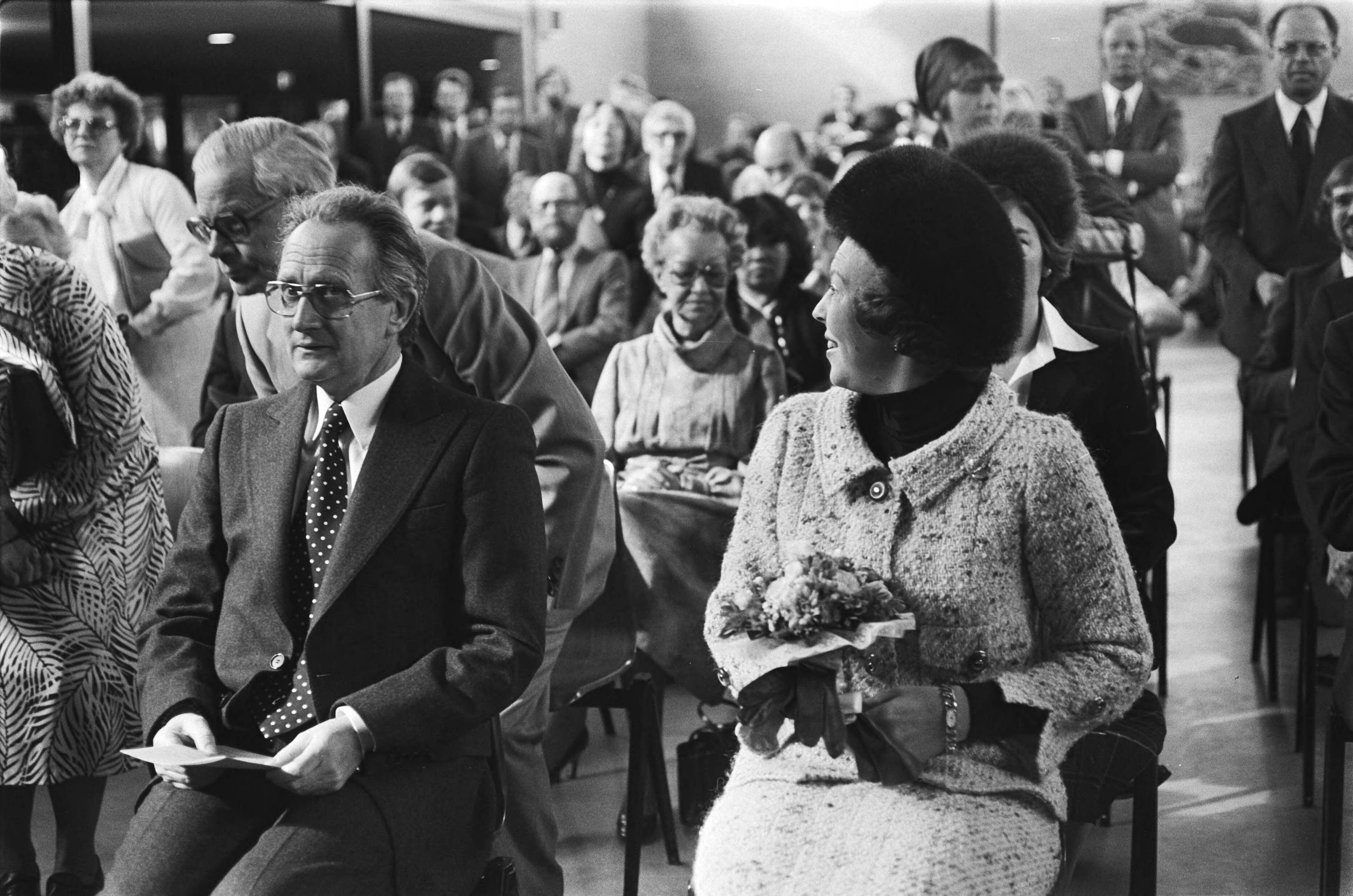 Fotocollectie Anefo — Prinses Beatrix opent in Bergen (NH) nieuw gebouw van de Europese school; Prinses Beatrix in het muzieklokaal — Foto: Suyk, Koen / Anefo. Licentie: Set B: Rechtenvrij / Publiek Domein. Bron: Nationaal Archief. http://hdl.handle.net/10648/acb08b3c-d0b4-102d-bcf8-003048976d84
