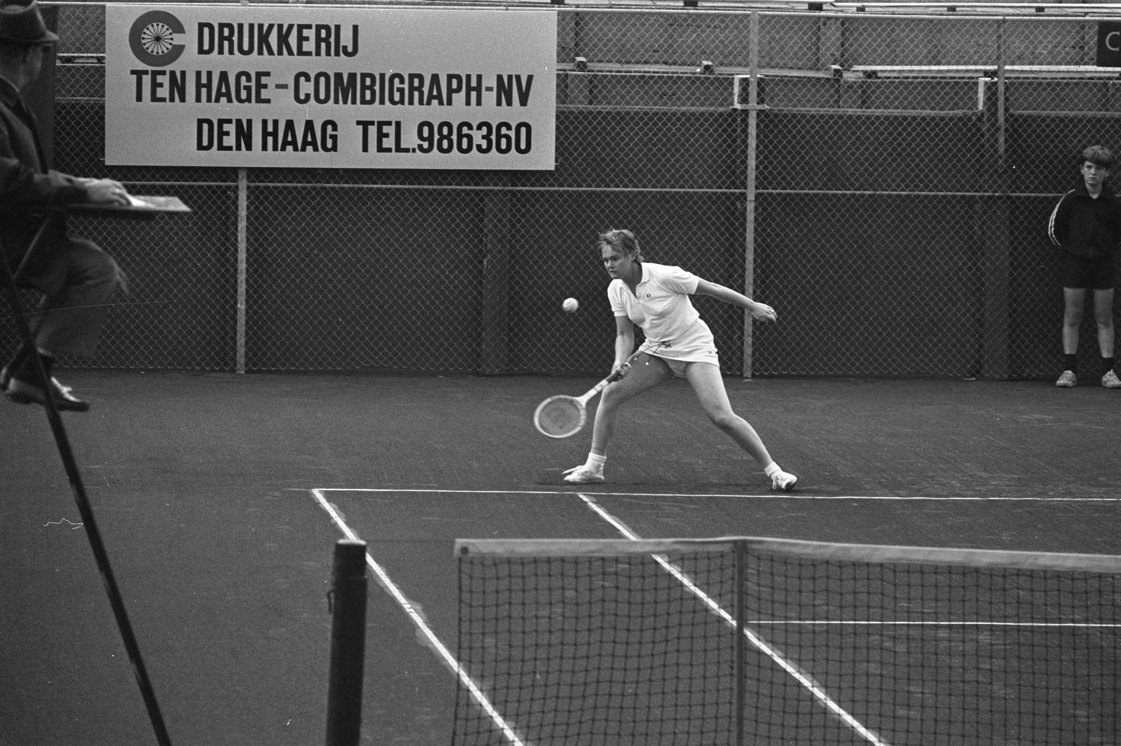 Fotocollectie Anefo — Nederlandse tenniskampioenschappen 1971 Scheveningen — Foto: Punt, W. / Anefo. Licentie: Set B: Rechtenvrij / Publiek Domein. Bron: Nationaal Archief. http://hdl.handle.net/10648/abc9c6fc-d0b4-102d-bcf8-003048976d84