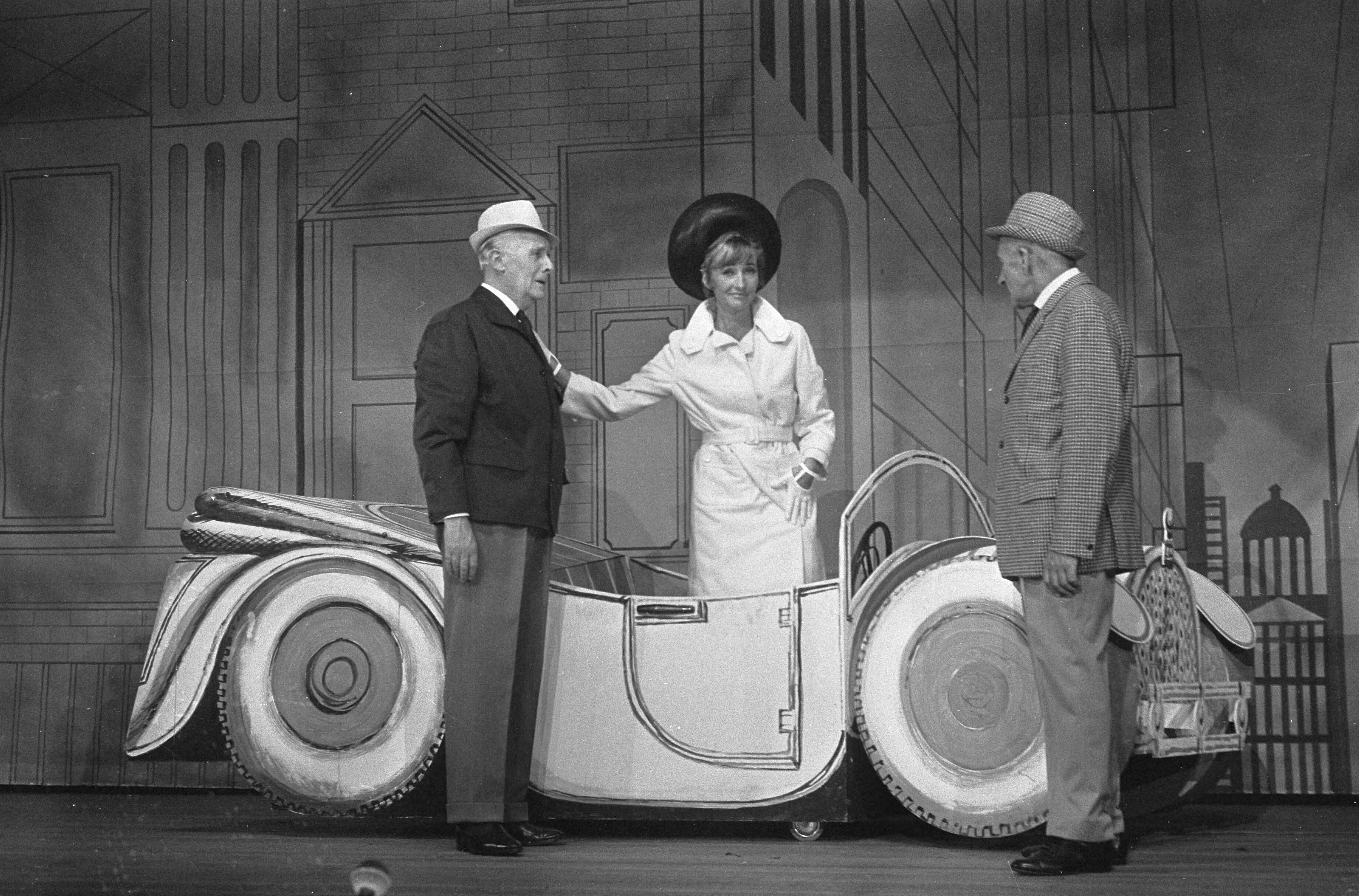 Fotocollectie Anefo — Premiere Snip en Snap Revue te Hilversum. Willy Walden , Piet Muyzelaar autoscene — Foto: Koch, Eric / Anefo. Licentie: Set B: Rechtenvrij / Publiek Domein. Bron: Nationaal Archief. http://hdl.handle.net/10648/ab1fa6ea-d0b4-102d-bcf8-003048976d84