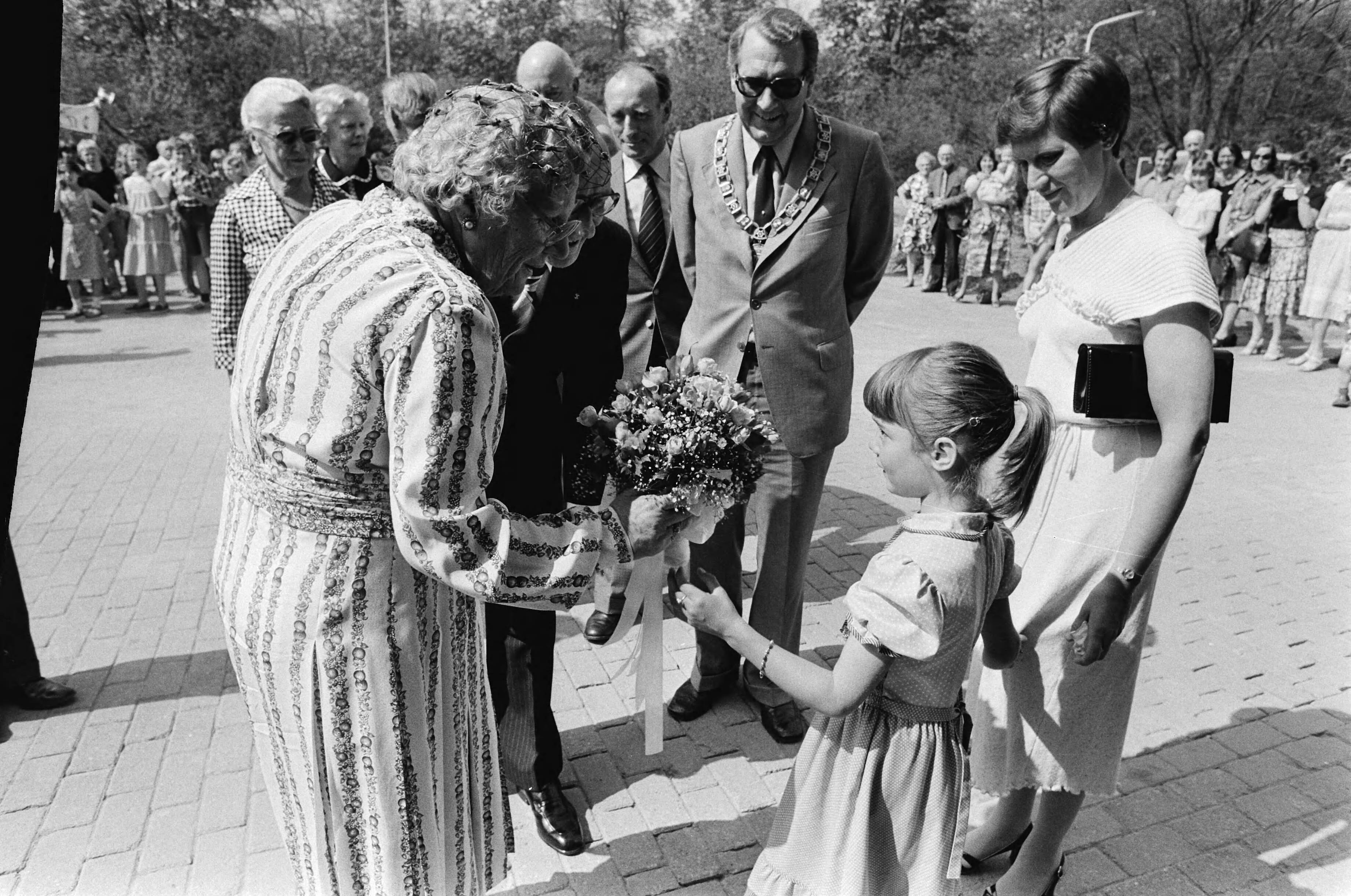 HM opent de nieuwbouw van de Vereniging Nederlandse Ziekenfondsen in Zeist — koningin Juliana ontvangt bloemen — Foto: Croes, Rob C. / Anefo. Licentie: Set B: Rechtenvrij / Publiek Domein. Bron: Nationaal Archief. http://hdl.handle.net/10648/acca1e76-d0b4-102d-bcf8-003048976d84