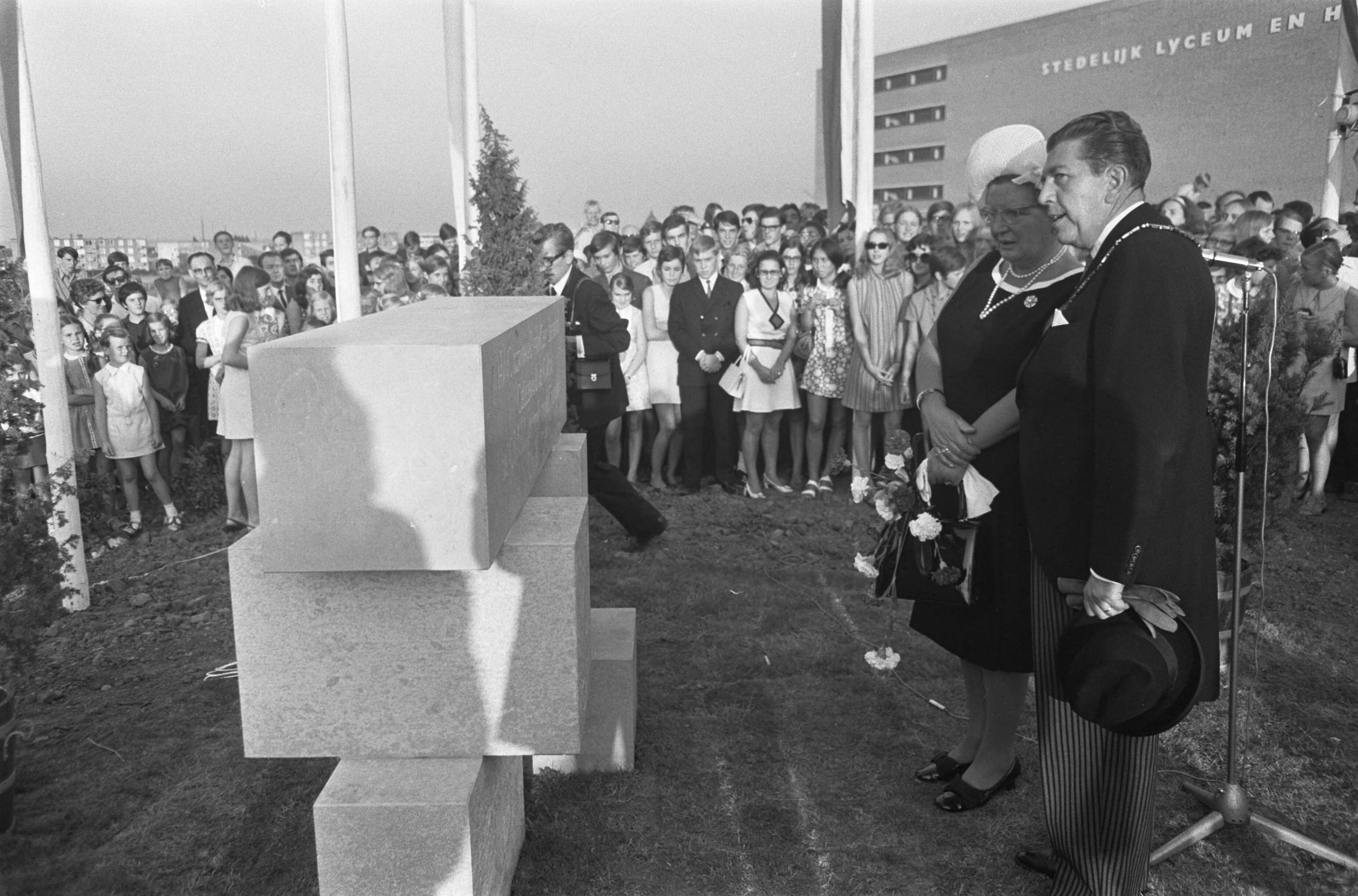 Fotocollectie Anefo — H. M. Kon. Juliana bezoekt Z. Limburg t.g.v. 25-j. herdenking van de bevrijding: bezoek Maastricht — Foto: Mieremet, Rob / Anefo. Licentie: Set B: Rechtenvrij / Publiek Domein. Bron: Nationaal Archief. http://hdl.handle.net/10648/ab798f66-d0b4-102d-bcf8-003048976d84