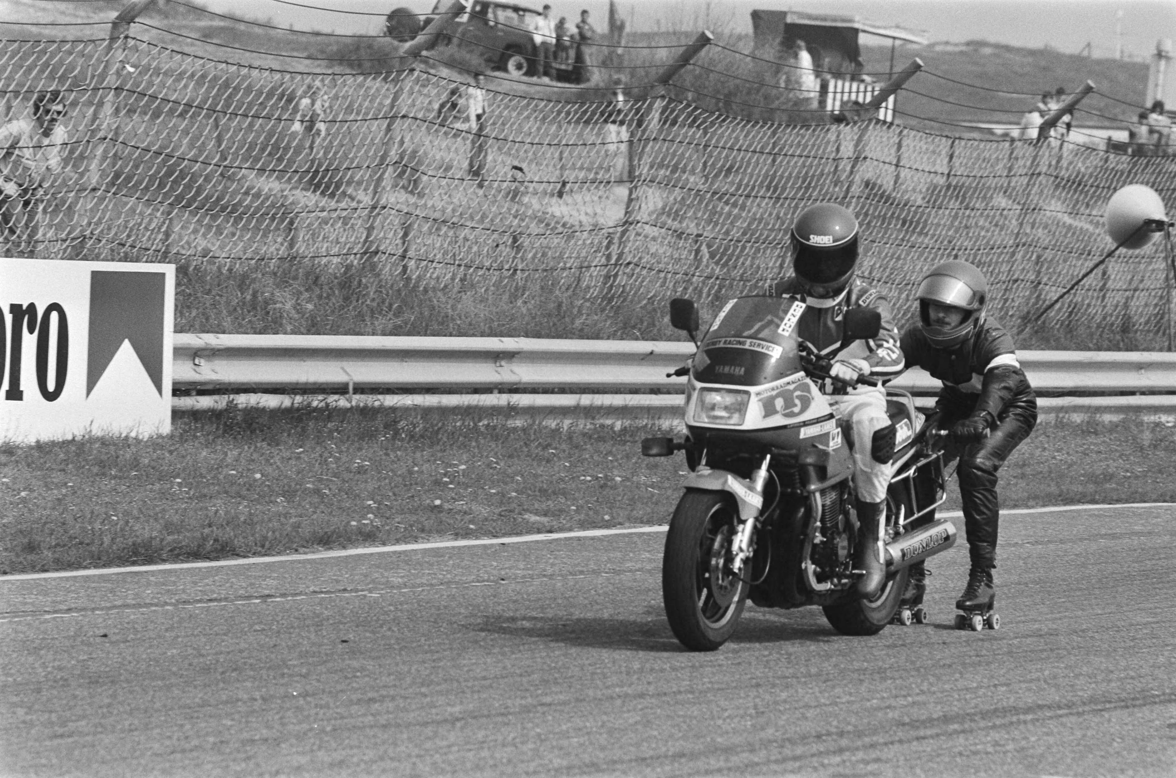 Fotocollectie Anefo — World record day op circuit Zandvoort; op rolschaatsen achter motor — Foto: Bogaerts, Rob / Anefo. Licentie: Set B: Rechtenvrij / Publiek Domein. Bron: Nationaal Archief. http://hdl.handle.net/10648/ad46bc38-d0b4-102d-bcf8-003048976d84