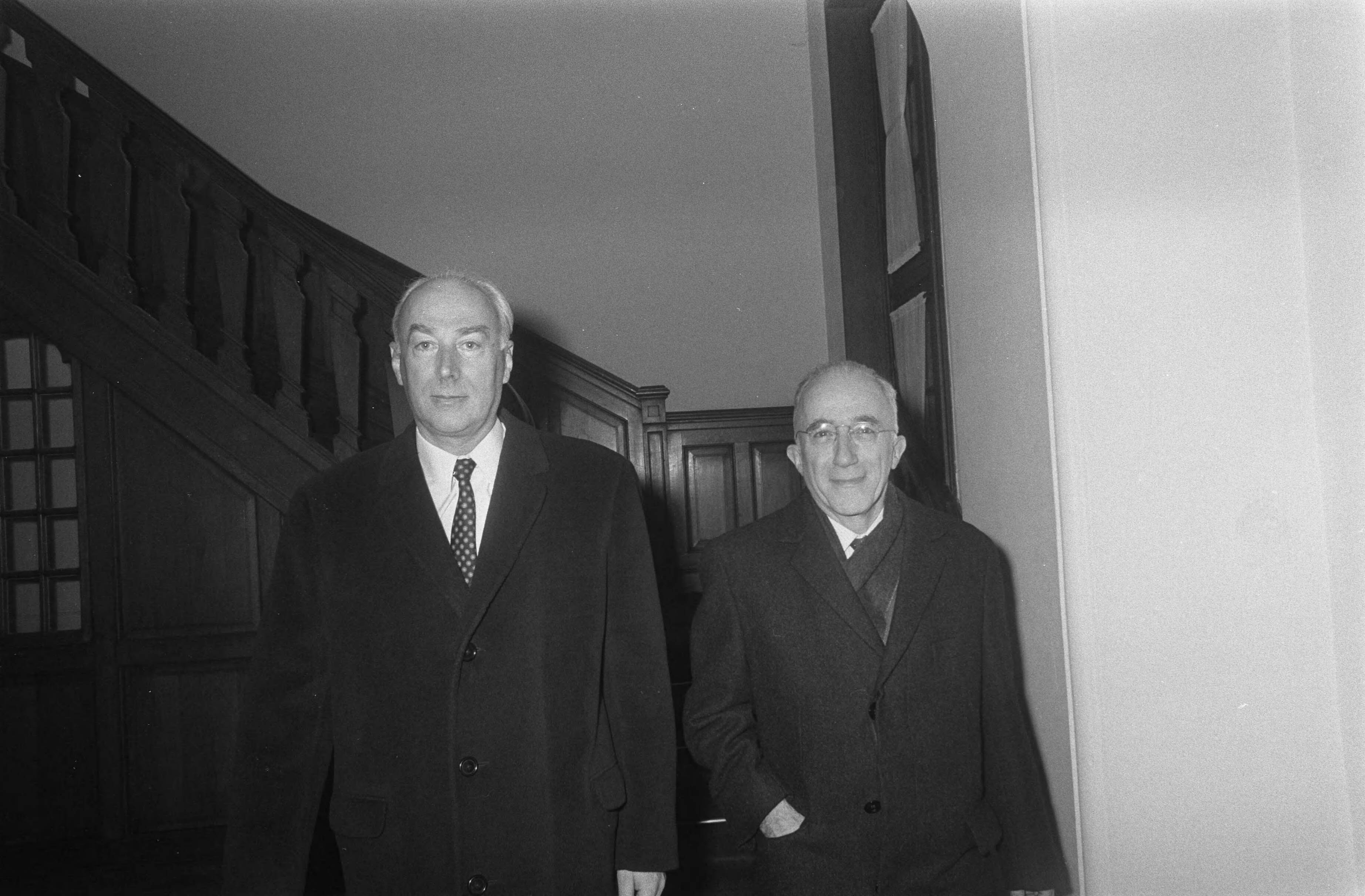 Fotocollectie Anefo — Intern Beraad van regering over benoeming tot gouverneur Nederlandse Antillen dr. E. Jonckheer in Den Haag . Benoeming ingetrokken. Bakker (l) en Polak (r) na — Foto: Mieremet, Rob / Anefo. Licentie: Set B: Rechtenvrij / Publiek Domein. Bron: Nationaal Archief. http://hdl.handle.net/10648/ab8c7608-d0b4-102d-bcf8-003048976d84