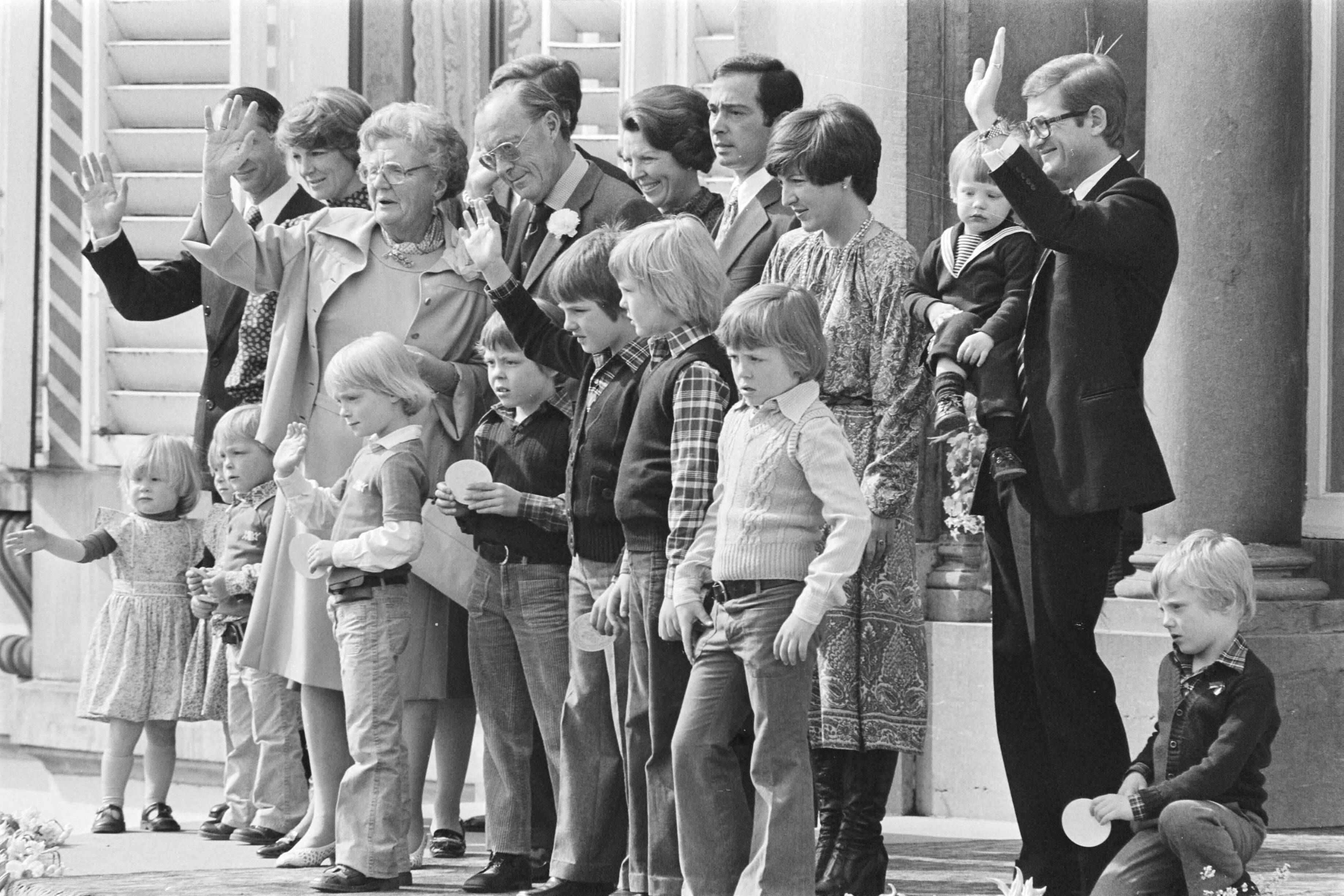 Koninginnedag 1977, defile Soestdijk — Defile Soestdijk; Koninklijke familie op bordes — Foto: Peters, Hans / Anefo. Licentie: Set B: Rechtenvrij / Publiek Domein. Bron: Nationaal Archief. http://hdl.handle.net/10648/ac9af3c6-d0b4-102d-bcf8-003048976d84
