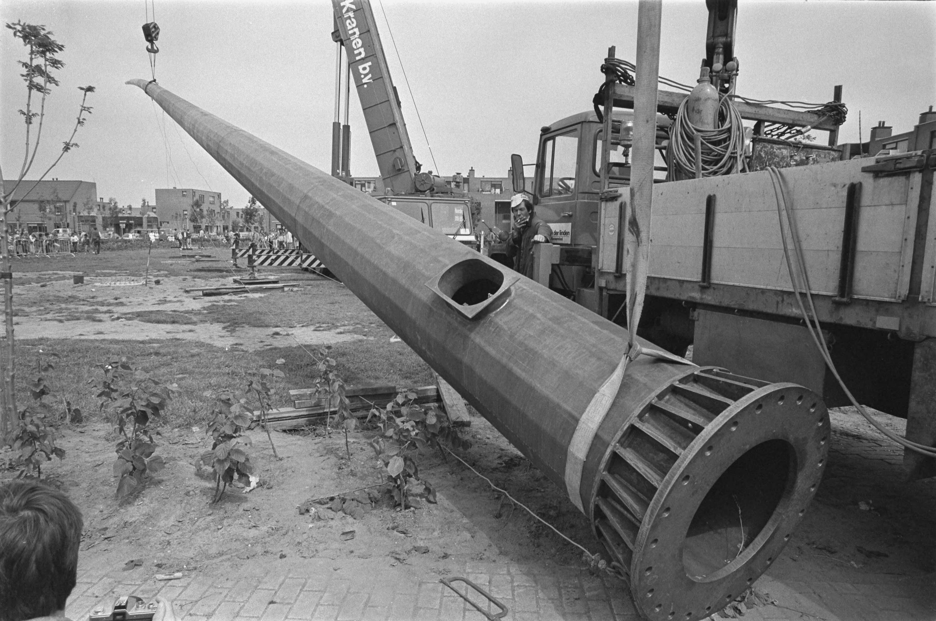 Fotocollectie Anefo — Plaatsing 55 meter hoog kunstwerk; Energie-naald in Almere — Foto: Bogaerts, Rob / Anefo. Licentie: Set B: Rechtenvrij / Publiek Domein. Bron: Nationaal Archief. http://hdl.handle.net/10648/ad3aedfe-d0b4-102d-bcf8-003048976d84