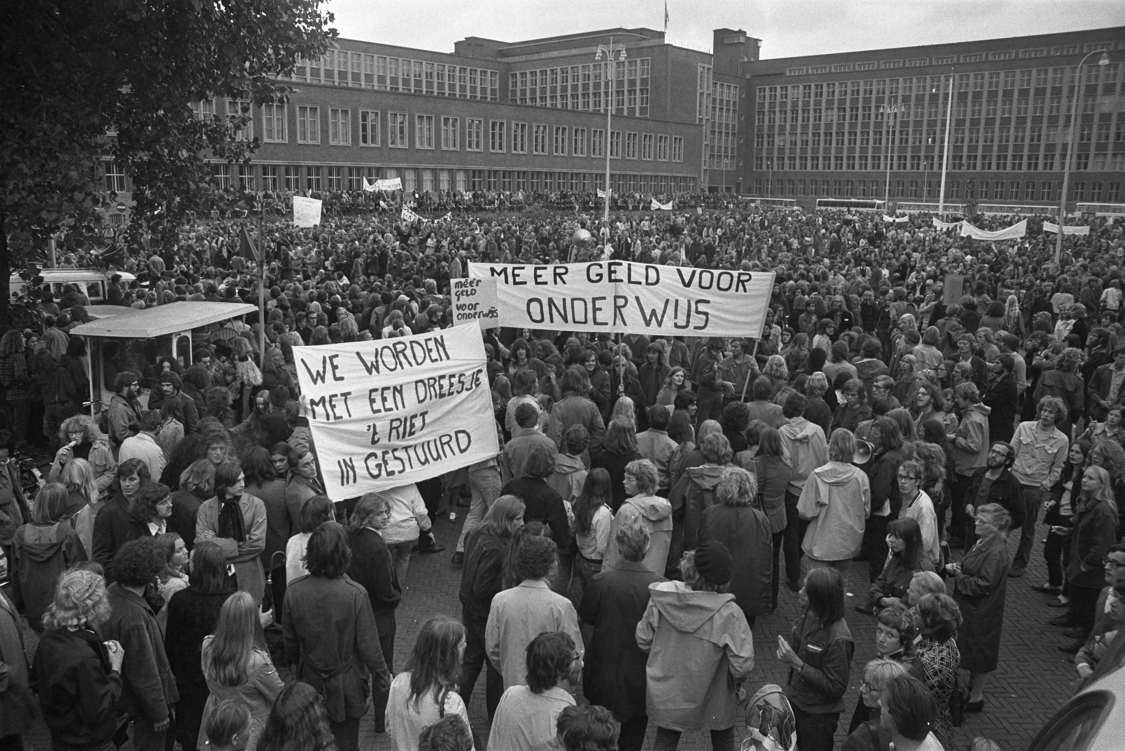 Fotocollectie Anefo — Demonstratie tegen onderwijsbeleid van kabinet Biesheuvel in Den Haag , demonstranten met borden op Burgemeester Monchyplein — Foto: Peters, Hans / Anefo. Licentie: Set B: Rechtenvrij / Publiek Domein. Bron: Nationaal Archief. http://hdl.handle.net/10648/abd047e8-d0b4-102d-bcf8-003048976d84
