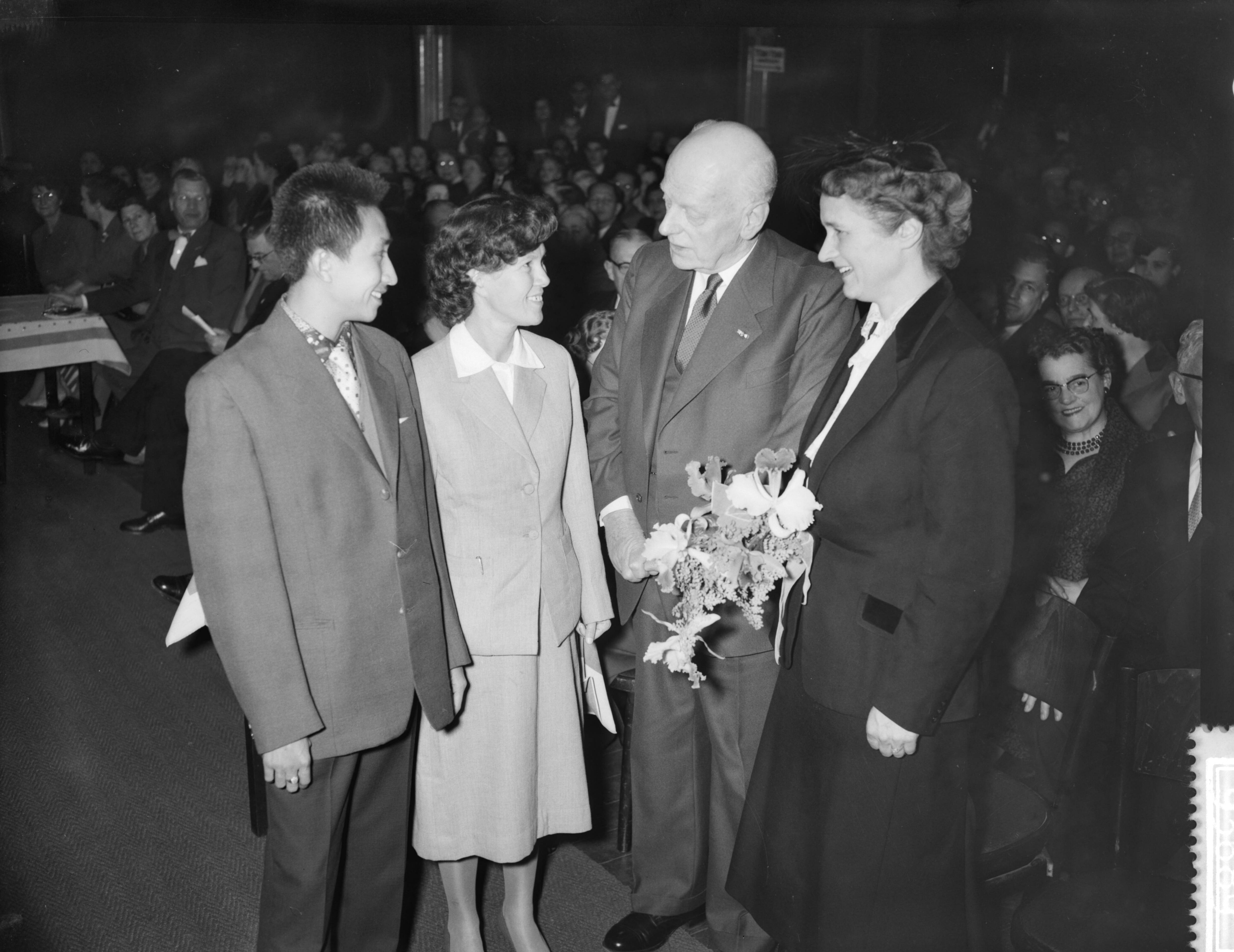 Fotocollectie Anefo — Cabaretavond "Tong Tong" t.b.v. hulp aan Indonesische repatrianten in de Dierentuin te Den Haag. Vlnr. Rougé Ewald Regouin, Cordula van den Abeelen, voorzitter van de Eerste Kamer mr. J.A. Jonkman en minister van Maatschappelijk Werk dr. Marga Klompé — Foto: Rossem, Wim van / Anefo. Licentie: Set B: Rechtenvrij / Publiek Domein. Bron: Nationaal Archief. http://hdl.handle.net/10648/a976565e-d0b4-102d-bcf8-003048976d84