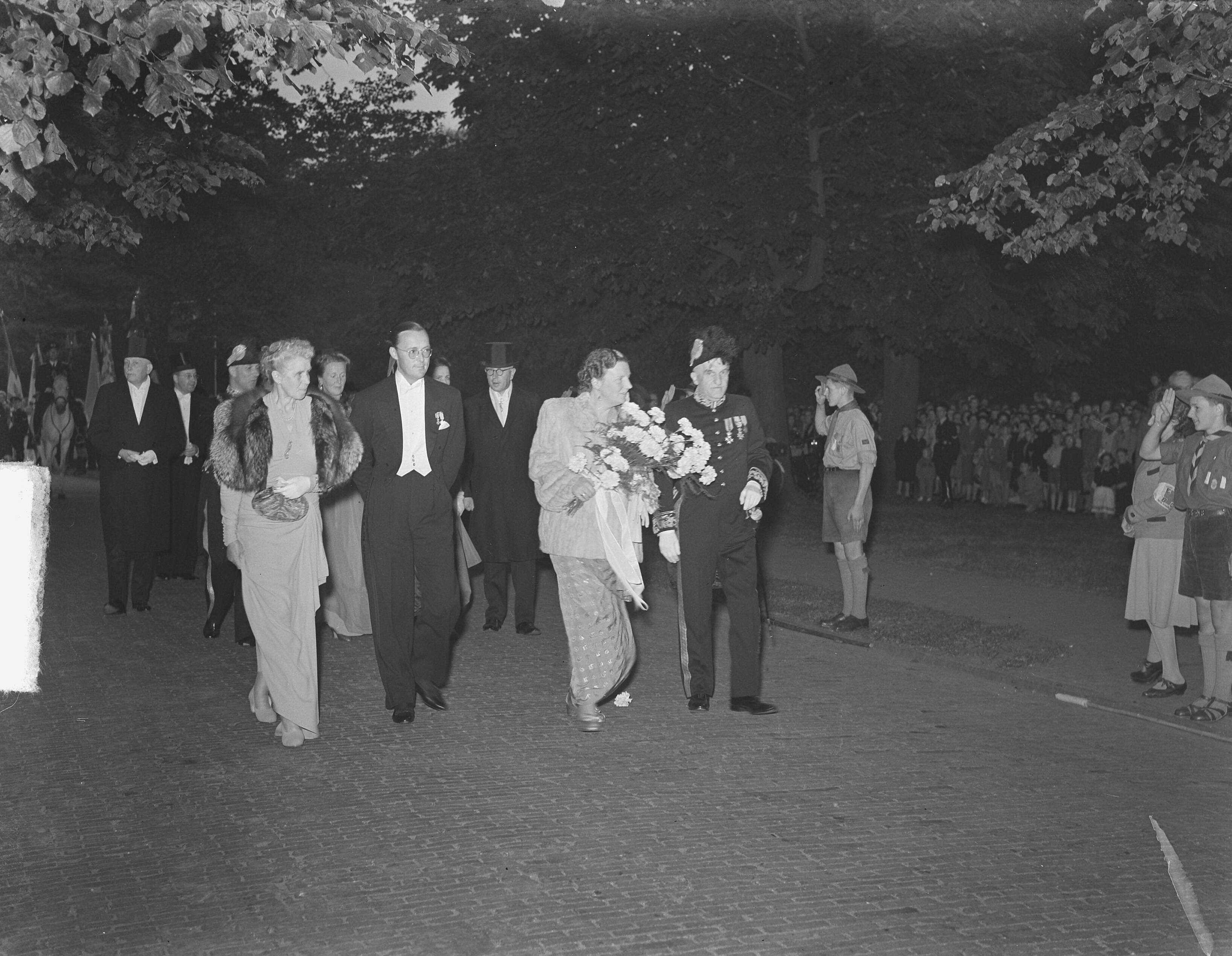 Fotocollectie Anefo — Koningin Juliana en prins Bernhard in Haarlem — Foto: Bilsen, Joop van / Anefo. Licentie: Set B: Rechtenvrij / Publiek Domein. Bron: Nationaal Archief. http://hdl.handle.net/10648/a8cb19ba-d0b4-102d-bcf8-003048976d84