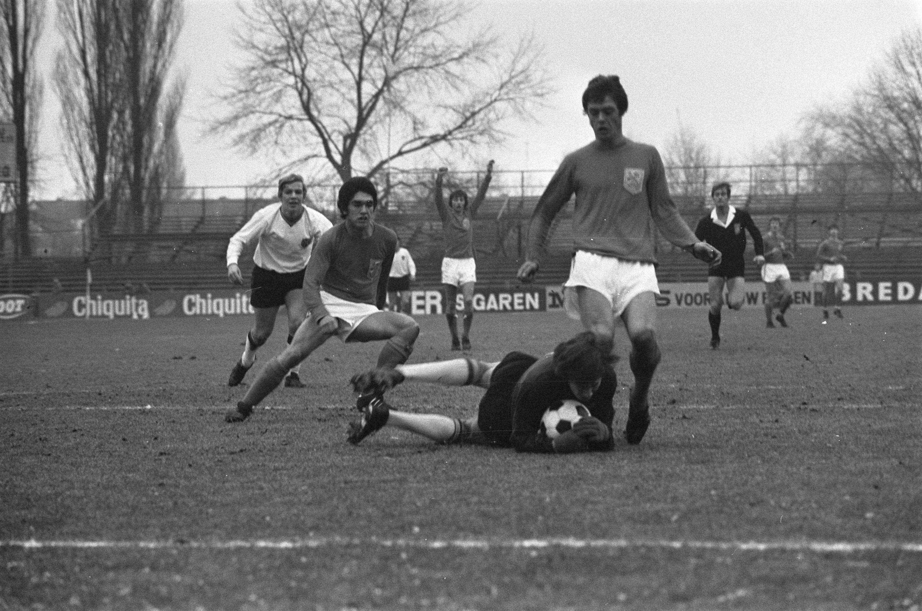 Fotocollectie Anefo — Nederland tegen Belgie Uefa-jeugd 0-1 te Breda. Aanval Nederland, Belgische keeper pakt bal — Foto: Mieremet, Rob / Anefo. Licentie: Set B: Rechtenvrij / Publiek Domein. Bron: Nationaal Archief. http://hdl.handle.net/10648/ab8b971a-d0b4-102d-bcf8-003048976d84
