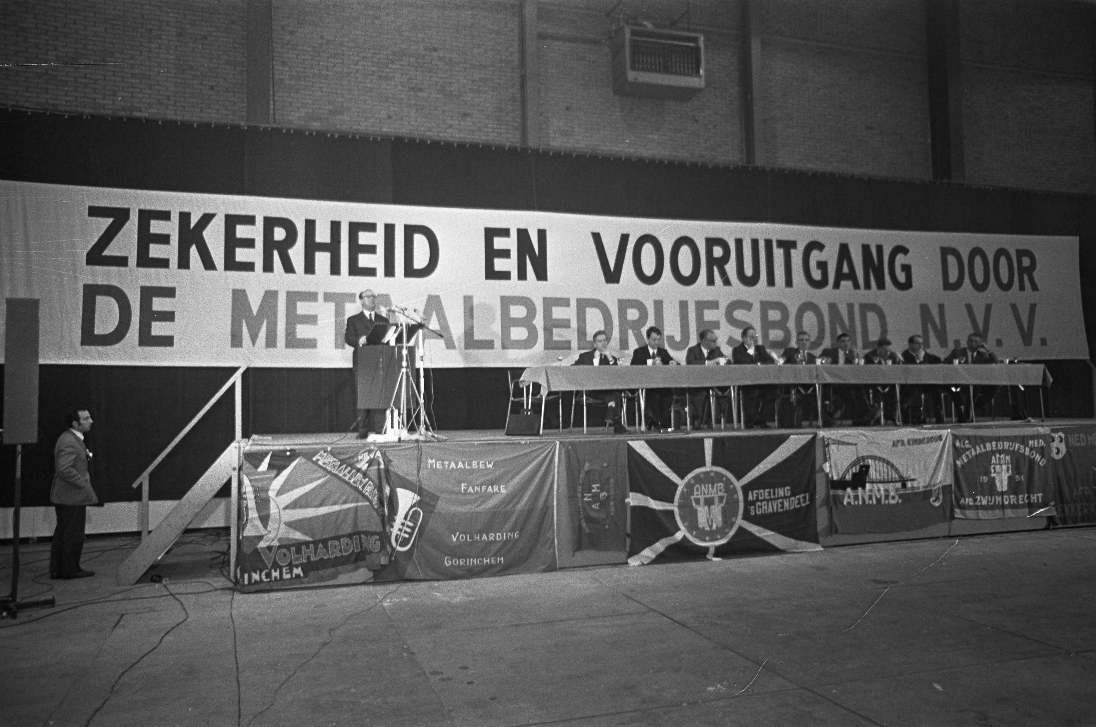Fotocollectie Anefo — Metaalarbeiders van het NVV bijeen in Utrecht i.v.m. nieuwe CAO overzicht — Foto: Nijs, Jac. de / Anefo. Licentie: Set B: Rechtenvrij / Publiek Domein. Bron: Nationaal Archief. http://hdl.handle.net/10648/ab5736a0-d0b4-102d-bcf8-003048976d84